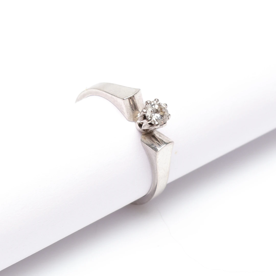 ENSTENSRING, 18K vitguld med diamant om 0.17ct enligt gravyr. Vikt ca 3.2gram.