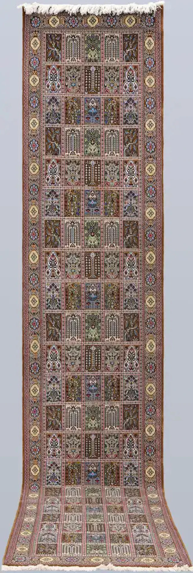 ORIENTMATTA. Gohm gallerimodell, trädgårdsmönstrad, 397 x 83 cm.