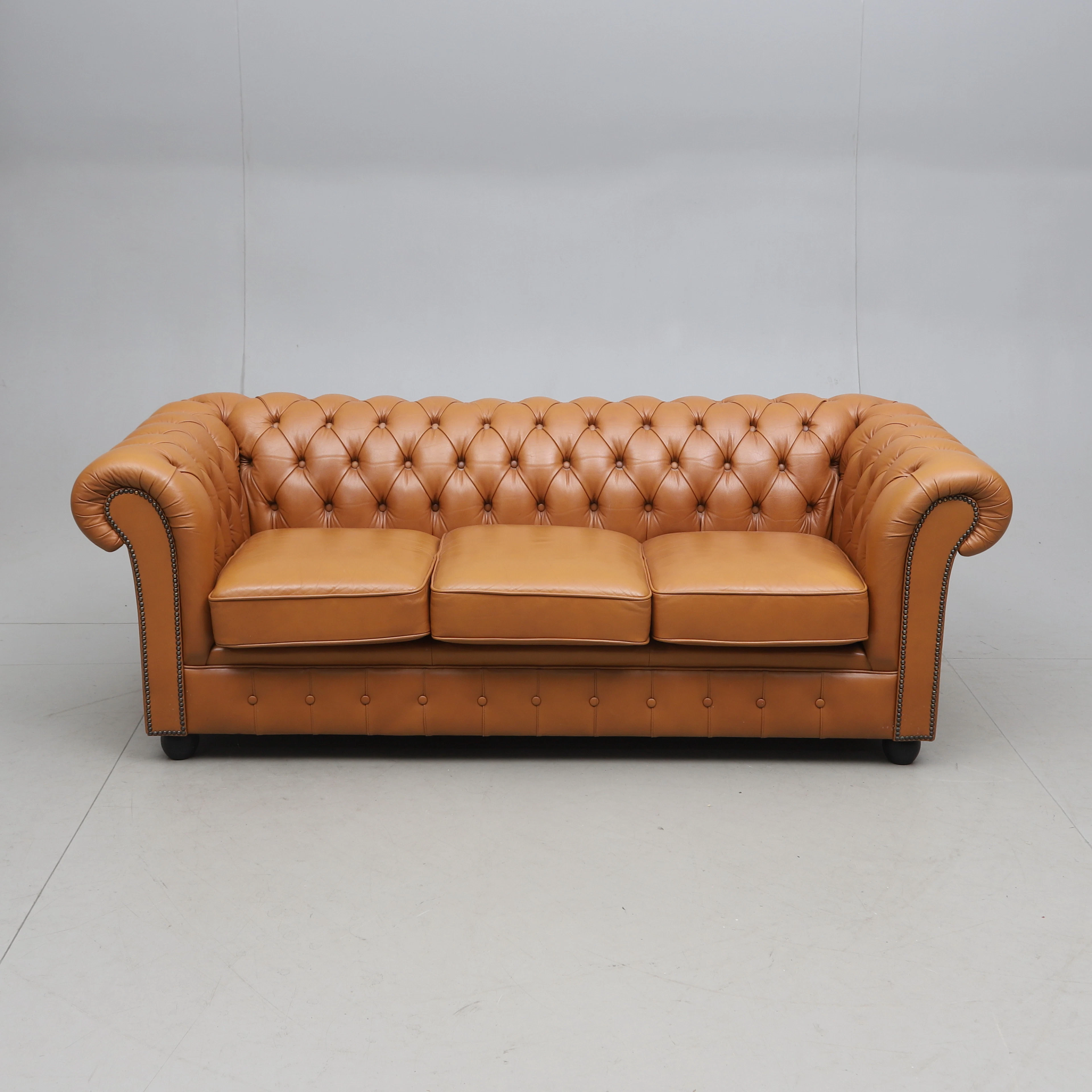 SOFFA, skinn, Chesterfield-modell, 1900-talets andra hälft.