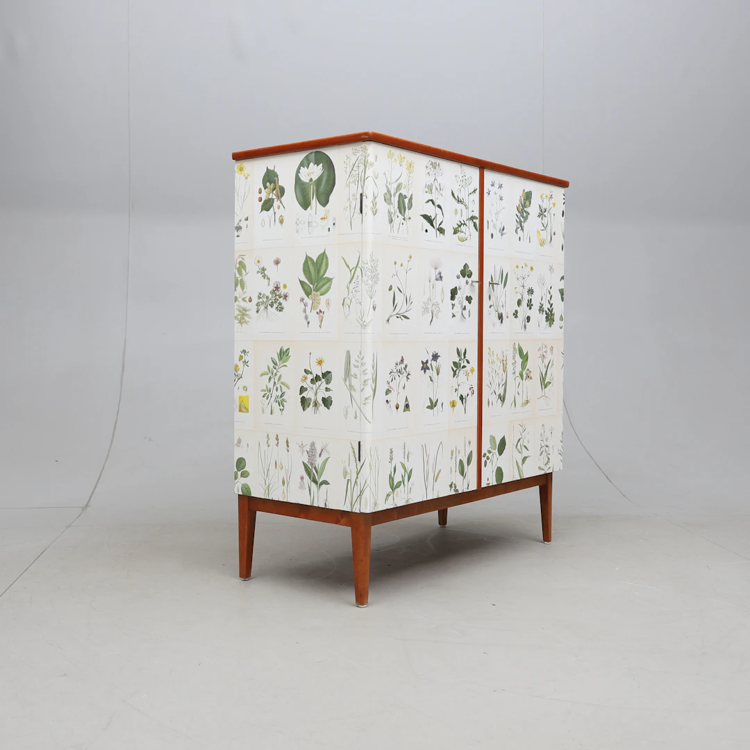 SKÅP, fanérat i mahogny, 1900-talets andra hälft, tapetserat i Nordens Flora.