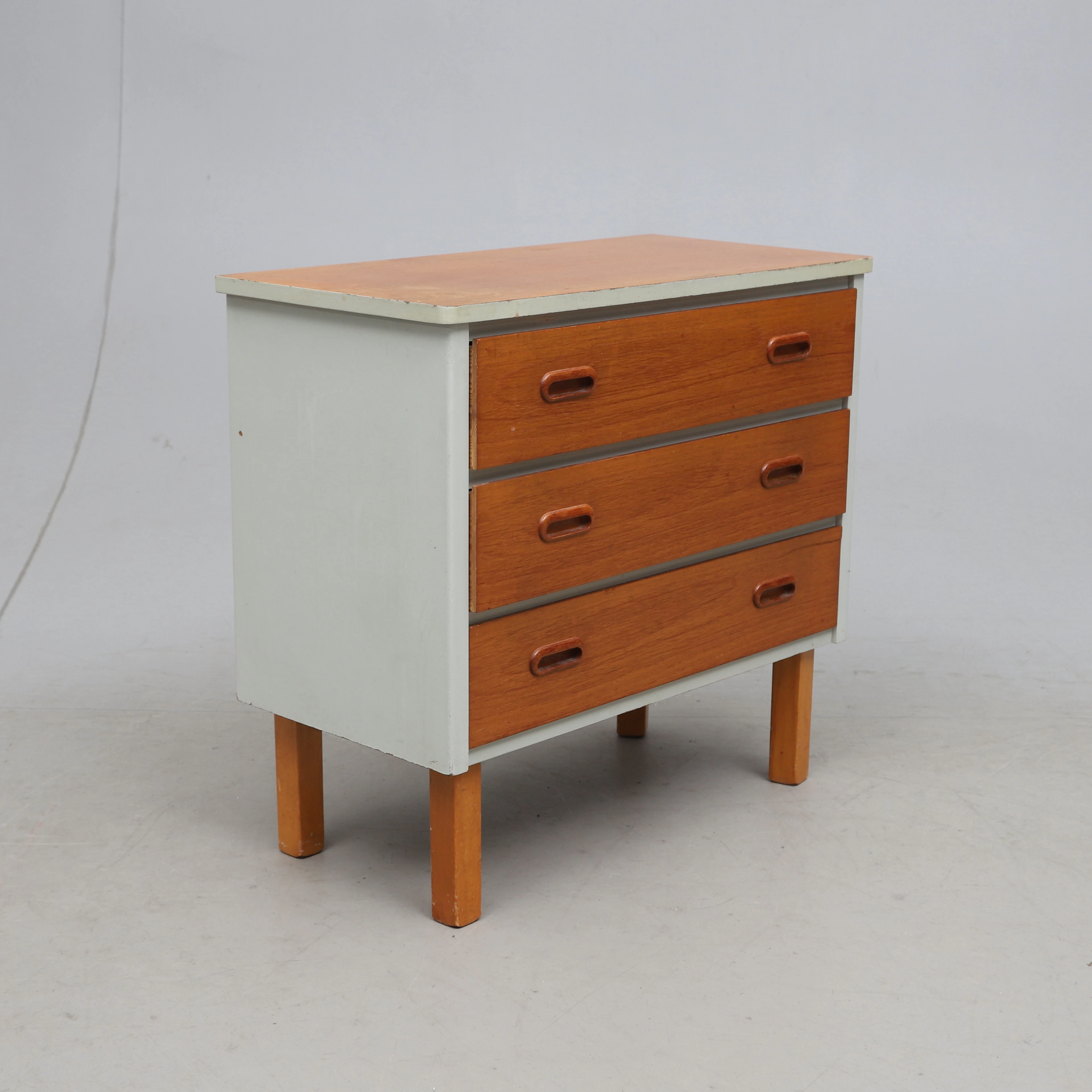BYRÅ, Teak och bemålat trä, 1950/60-tal.