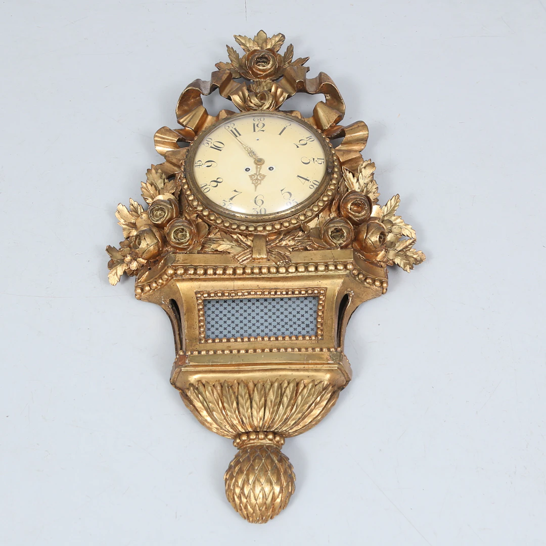 VÄGGPENDYL, gustaviansk, 1700-tal, förgyllt fodral med träskuren dekor