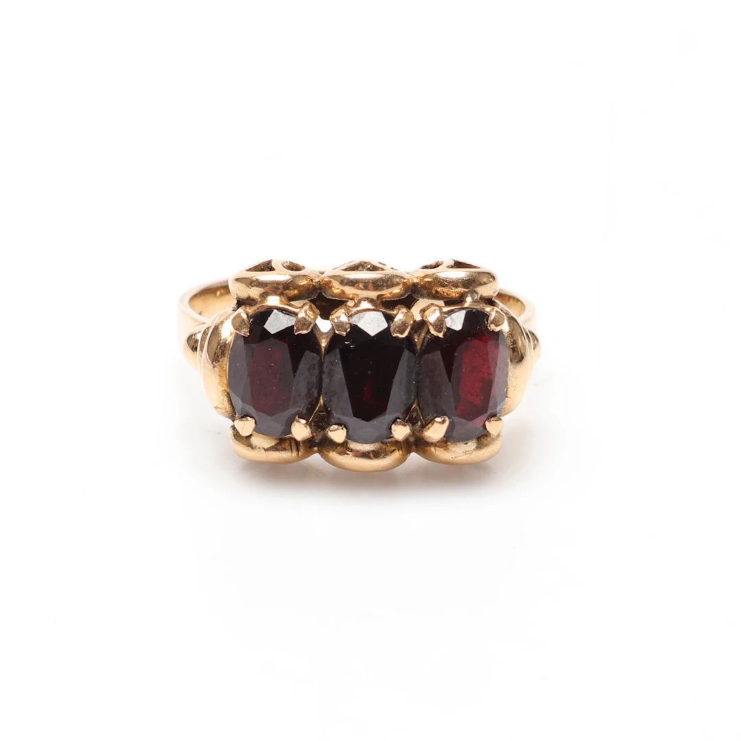 RING, 18k, guld, troligen granater, vikt ca 5,5 gram.