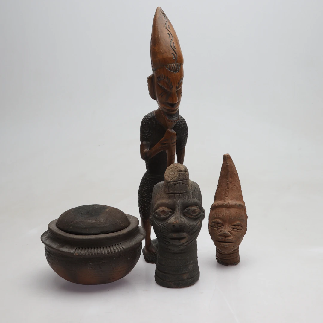 AFRIKANA, 4 delar, trä/lergods, 1900-tal.