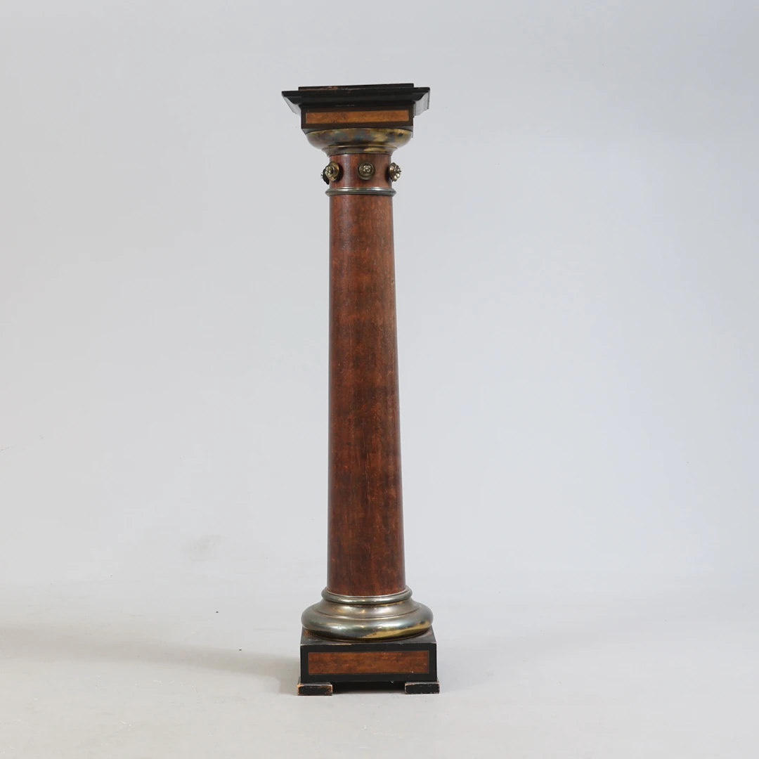 PIEDESTAL, bonat trä, svärtade detaljer, metall, 1900-talets första hälft.