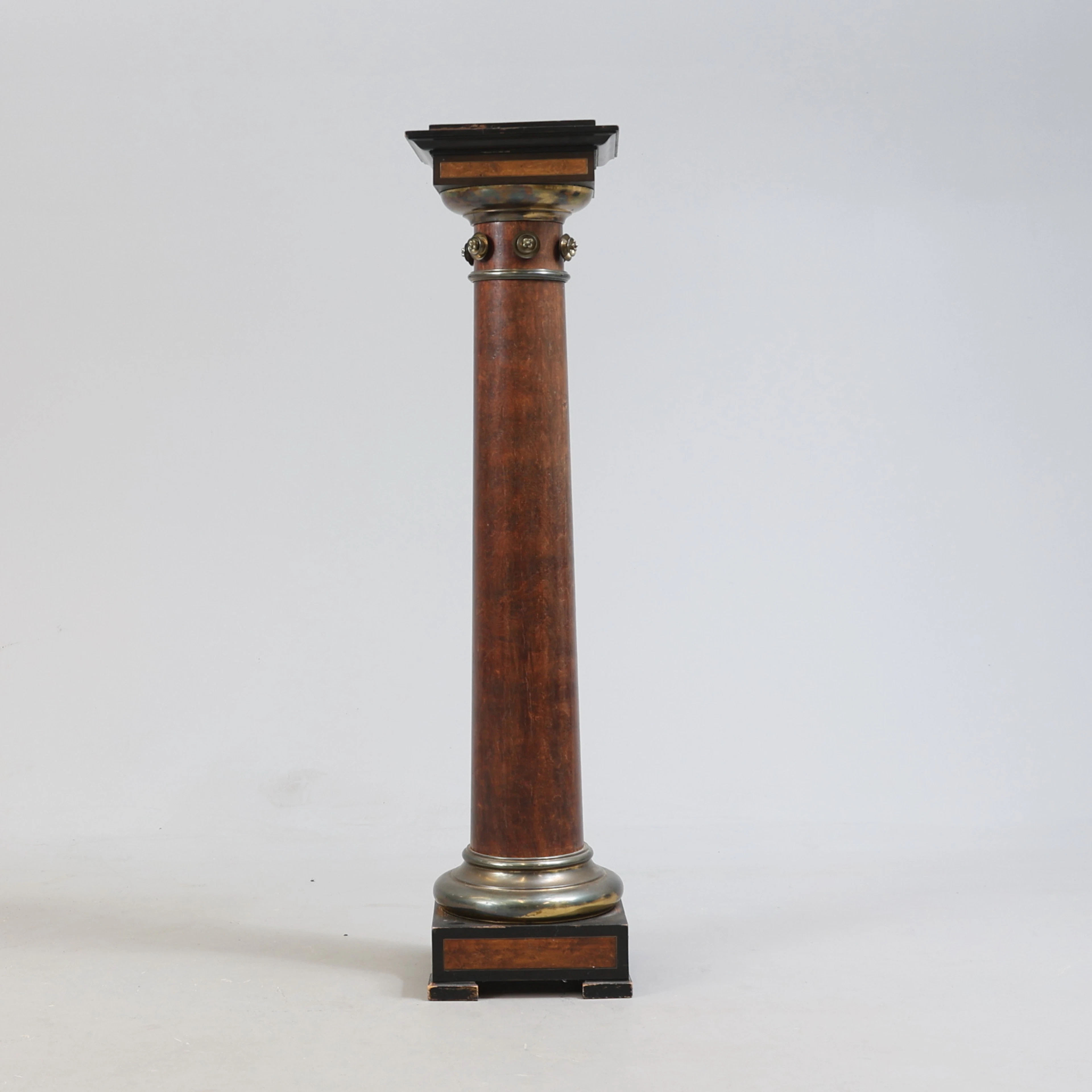 PIEDESTAL, bonat trä, svärtade detaljer, metall, 1900-talets första hälft.