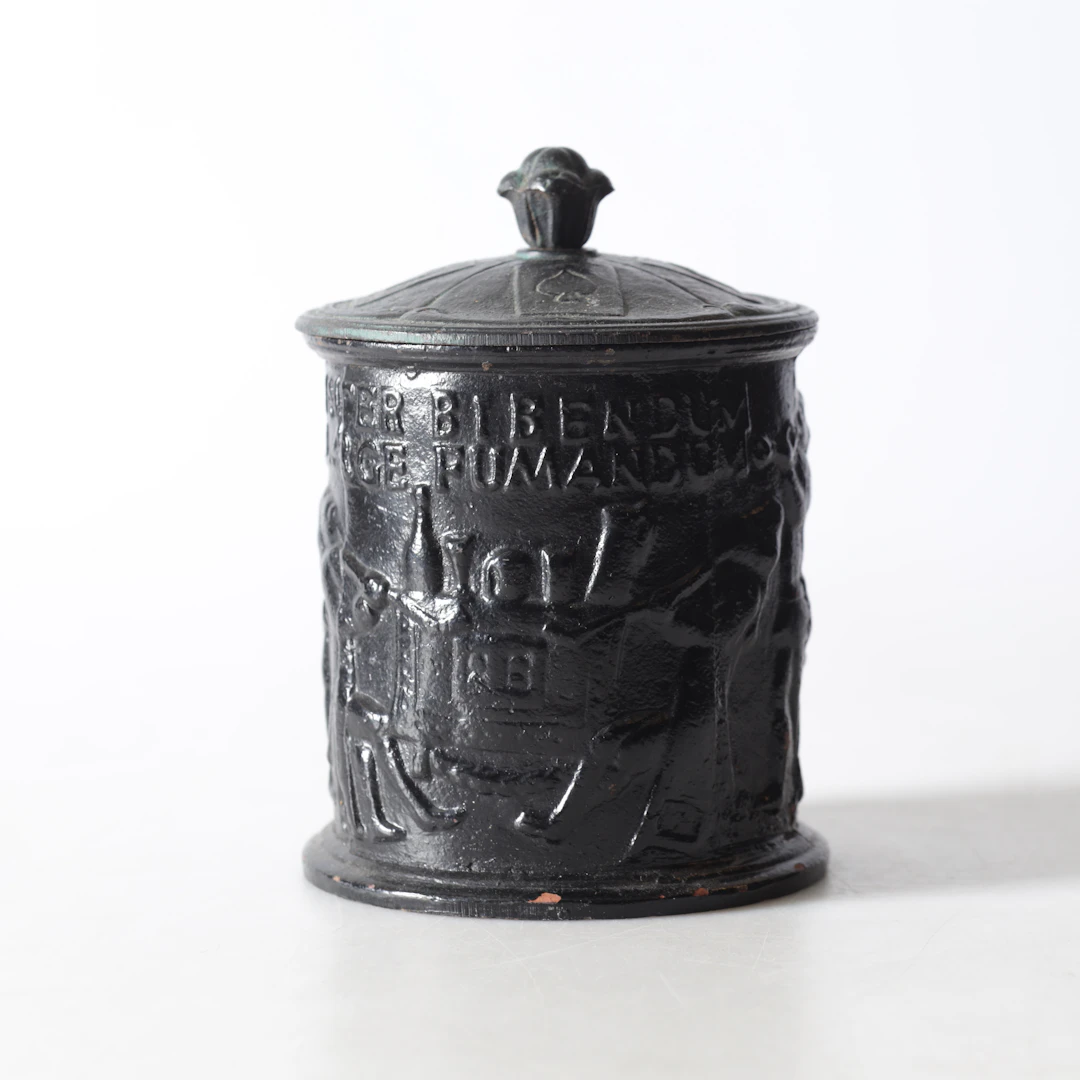 TOBAKSBURK, bemålad gjutjärn, "Inter Bibendum Large Fumandum", 1900-tal.