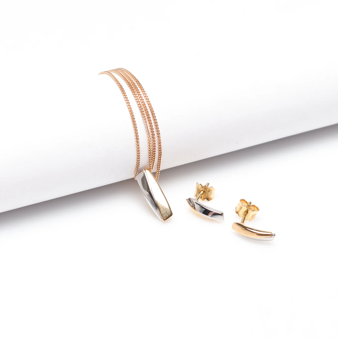 HALSBAND med HÄNGE samt ett par ÖRHÄNGEN, 18K, Guld, vikt cirka 4 gram.