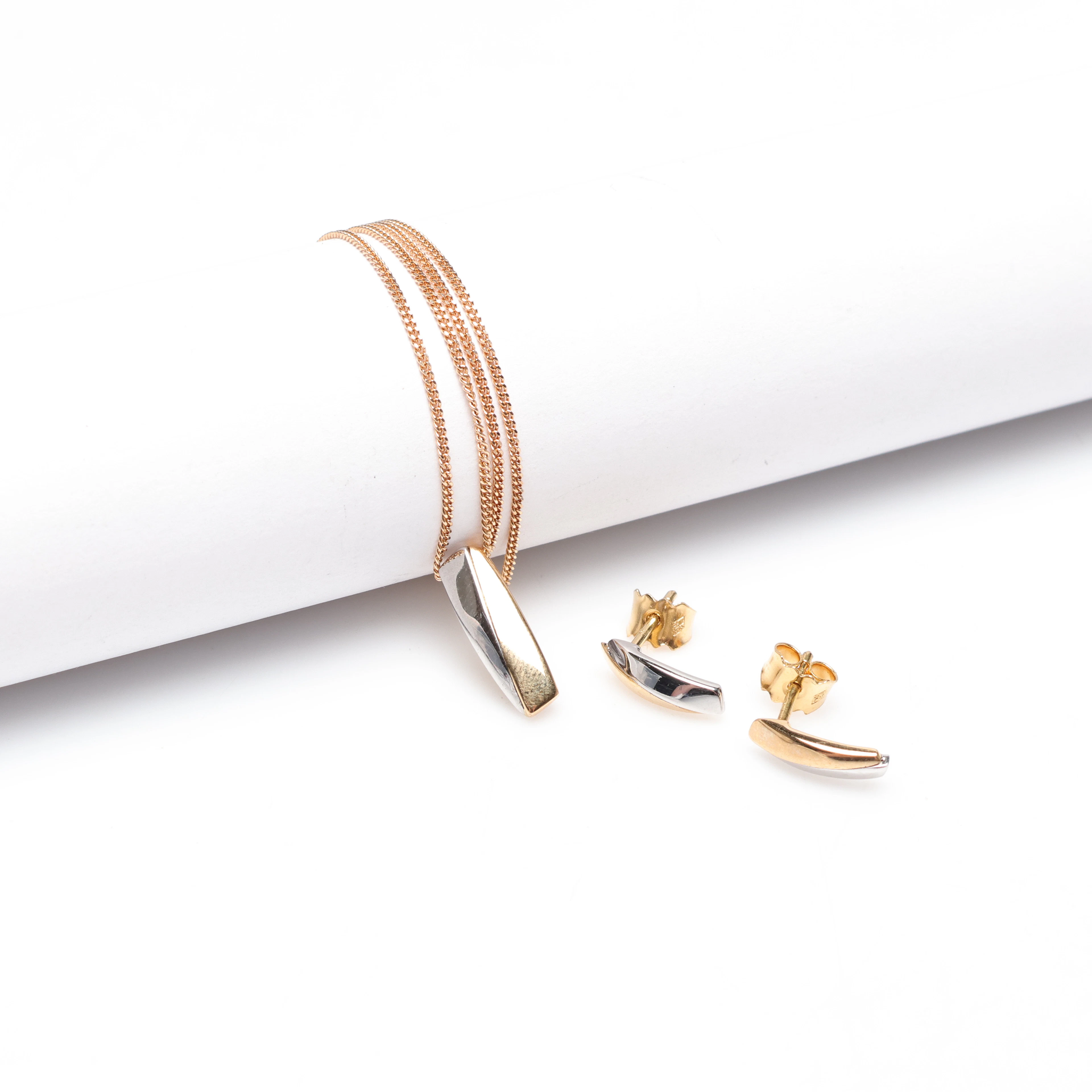 HALSBAND med HÄNGE samt ett par ÖRHÄNGEN, 18K, Guld, vikt cirka 4 gram.