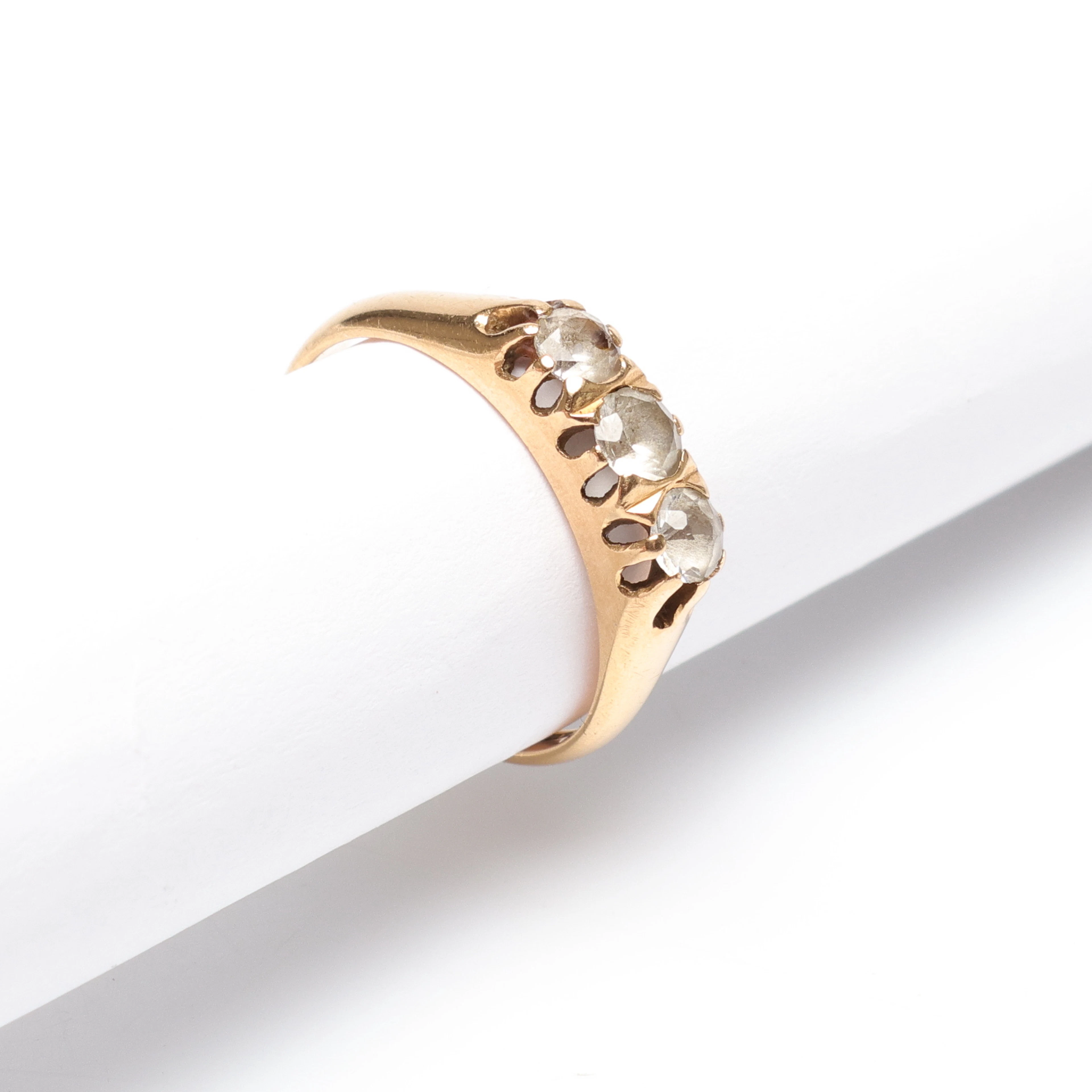 18k guld, med vita stenar, vikt ca 2.9gram.