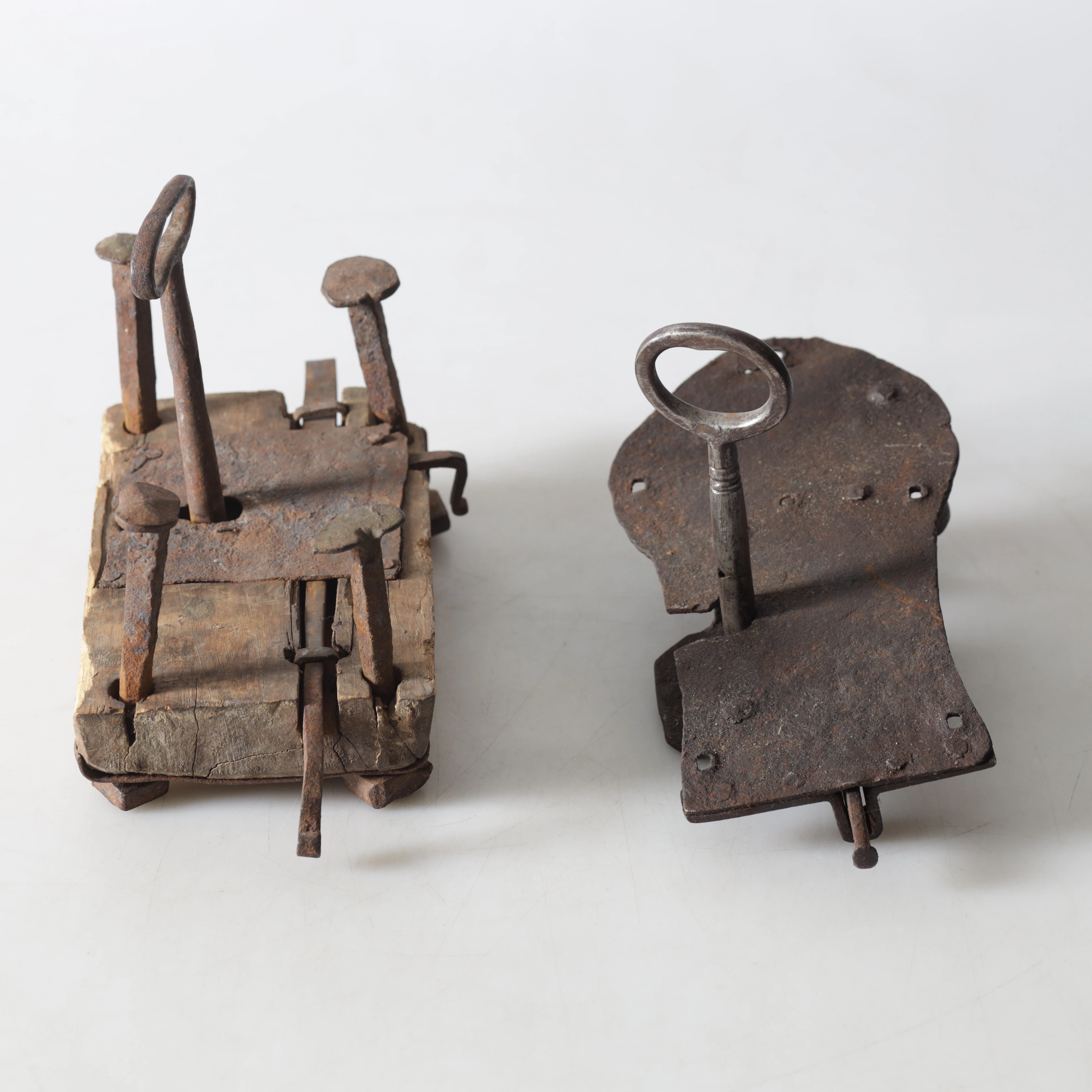 LÅS, 2 st, trä, 1700-/1800-tal.