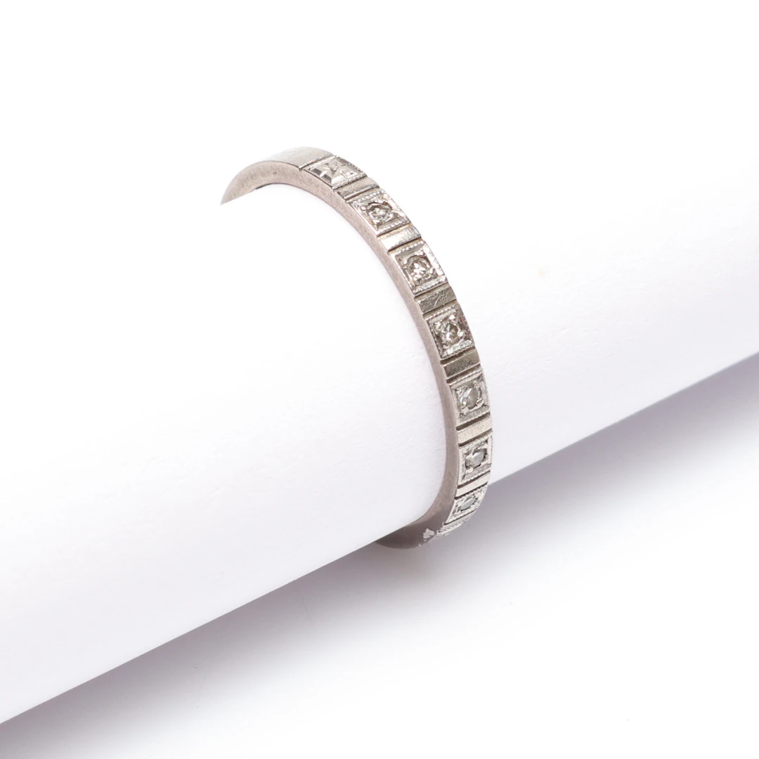 RING, halvallians, med små vita stenar. Vikt ca 2.4gram.