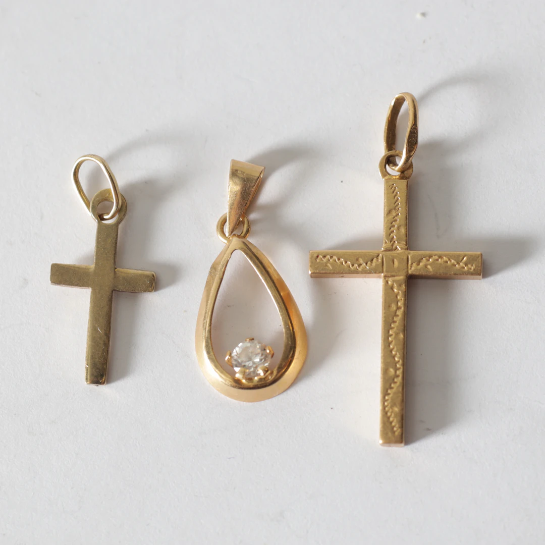 HÄNGEN, 3 st, 18K guld & sten. Totalvikt ca 2,4 gram.