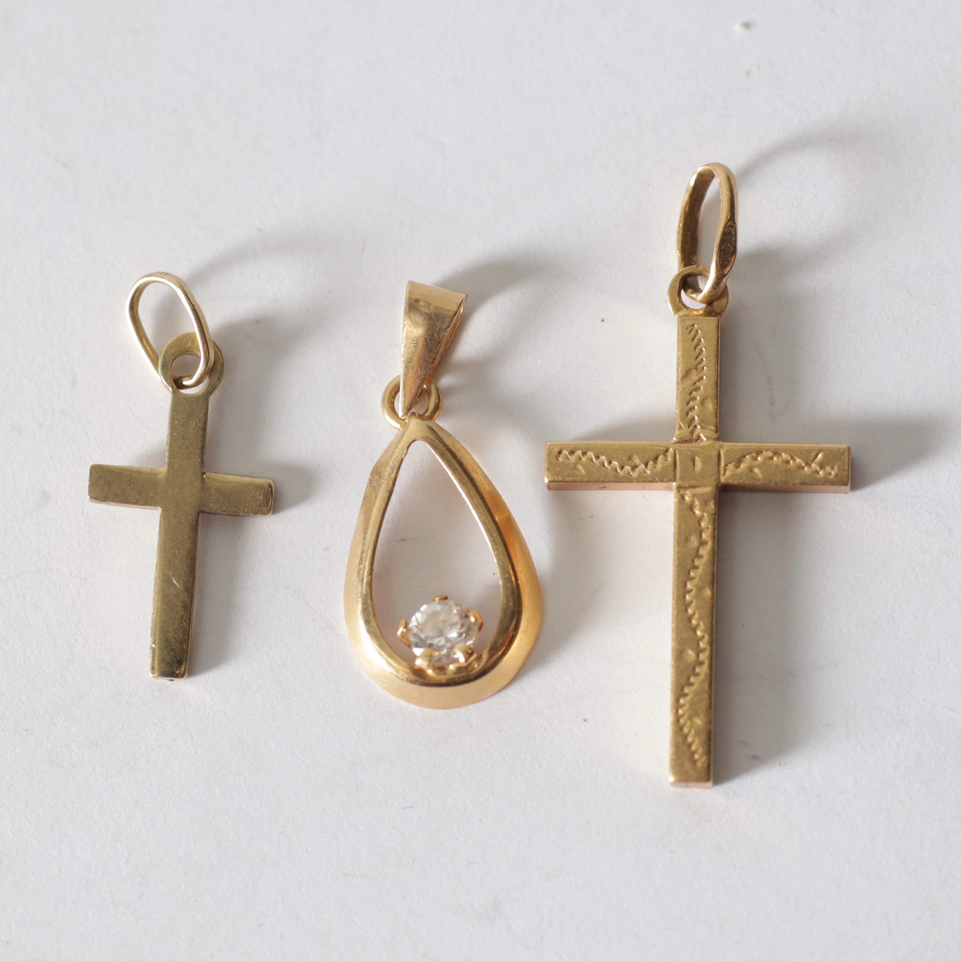HÄNGEN, 3 st, 18K guld & sten. Totalvikt ca 2,4 gram.