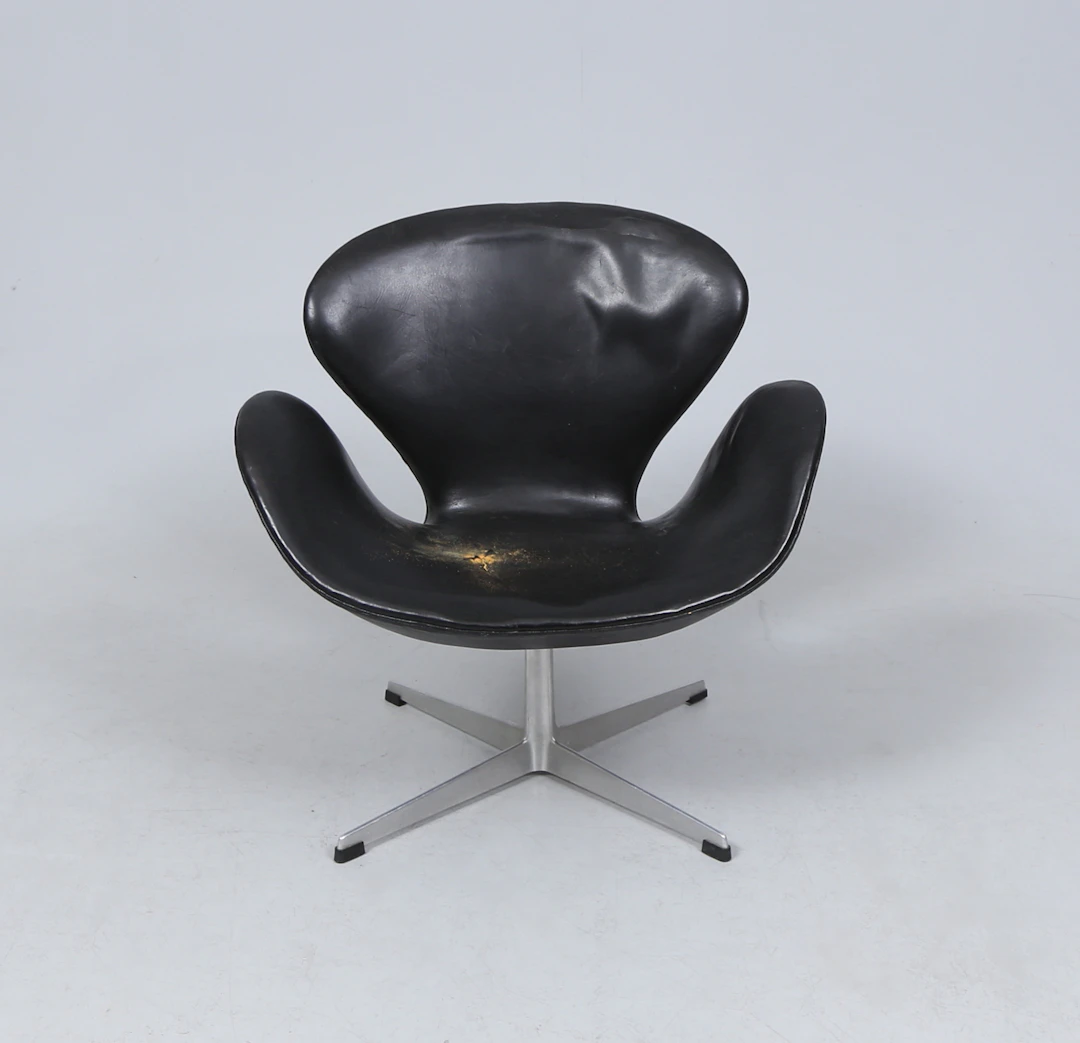 ARNE JACOBSEN. Fåtölj, ''Svanen'', modell nr 3320, Fritz Hansen, Danmar