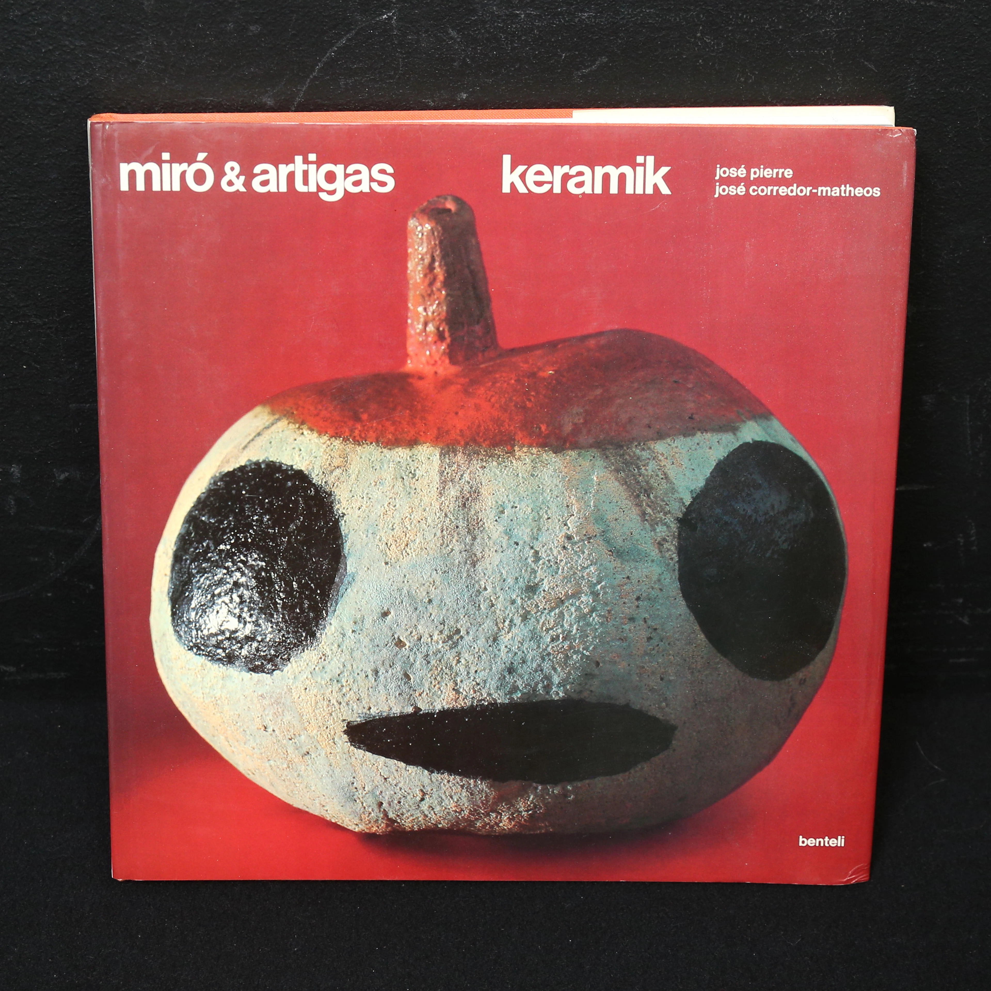 MIRÓ. Miró & Artigas keramik med två orignallitografier av Miró.