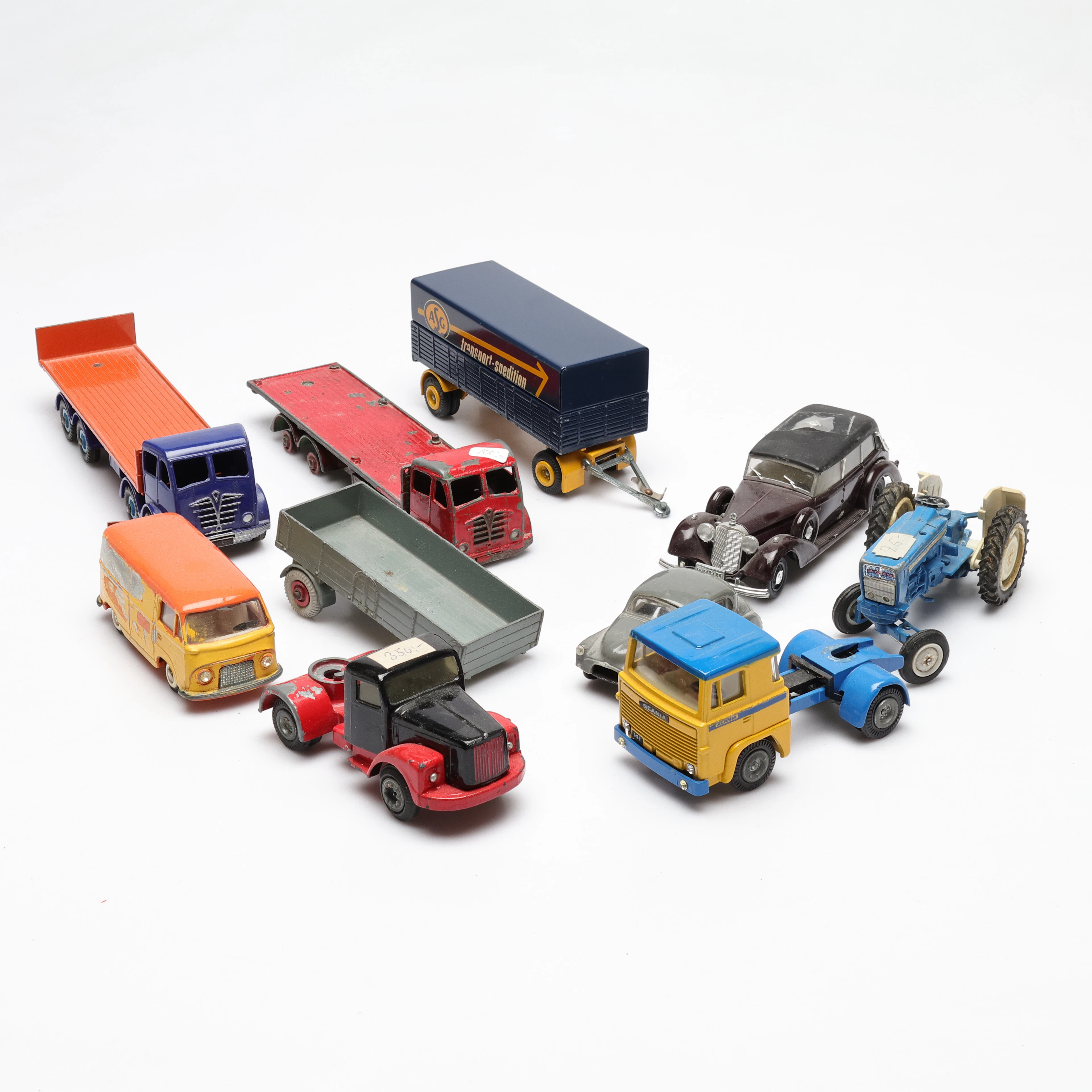 LEKSAKSBILAR, 10 delar, metall och plast, bl.a. Tekno och Dinky Toys.