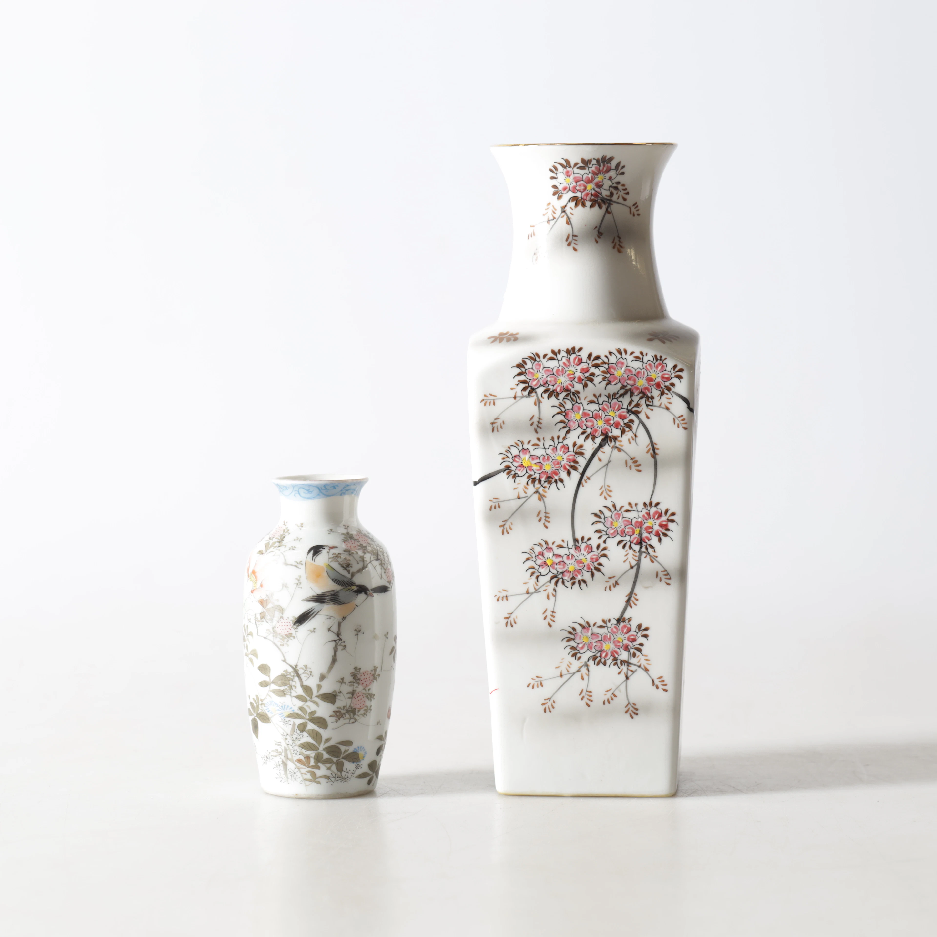 VASER, 2 st. Porslin, Kina samt Japan.