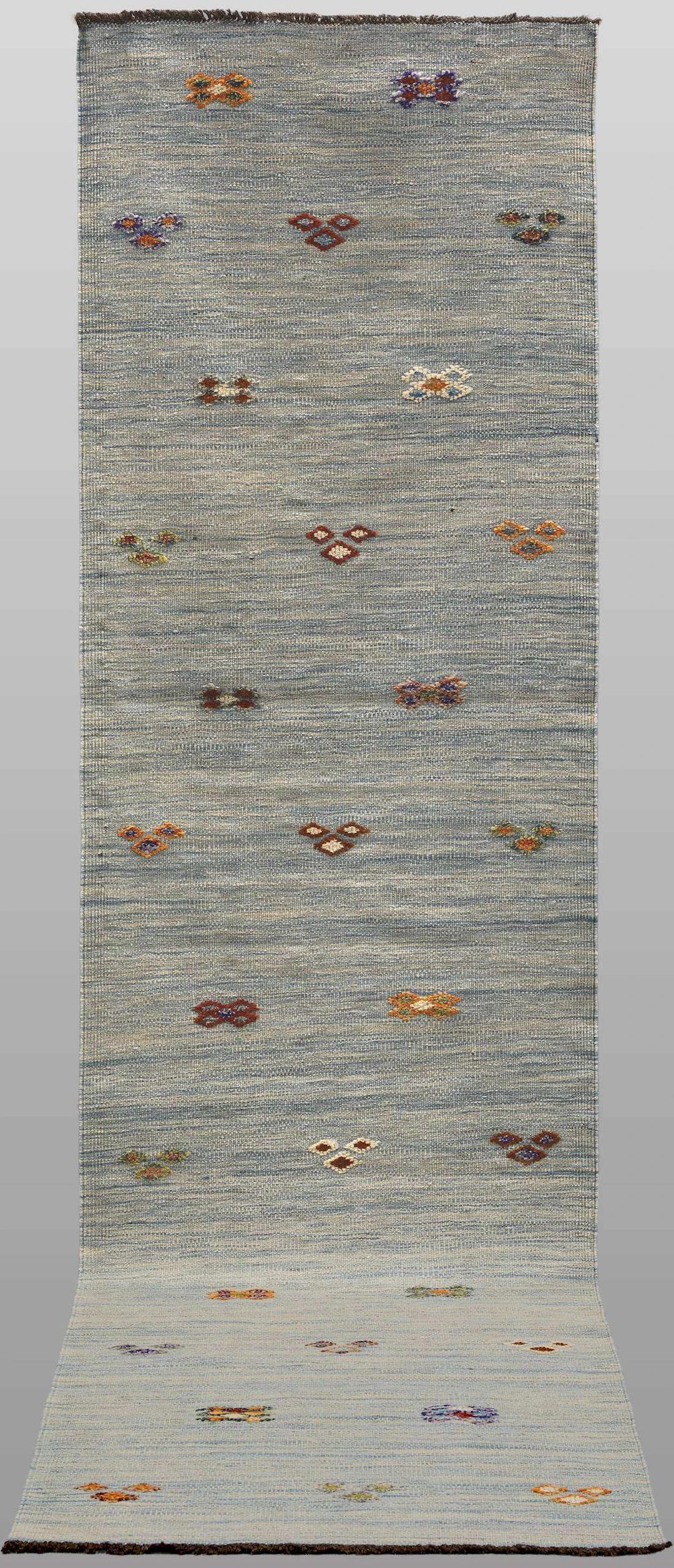 ORIENTMATTA. Kelim gallerimodell med dekor av relief knutmattor, 290 x 82 cm.
