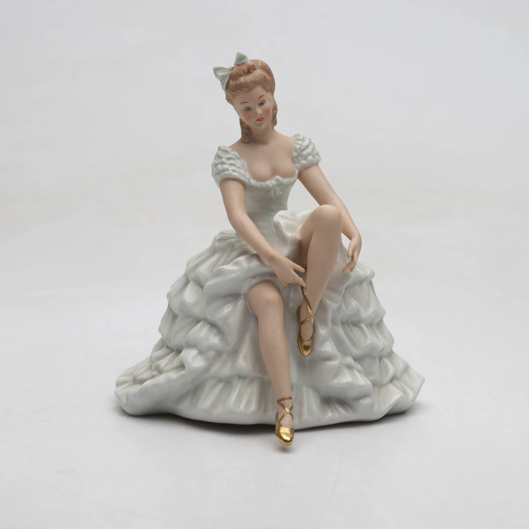 FIGURIN, porslin, sittande ballerina, Wallendorf, Tyskland.