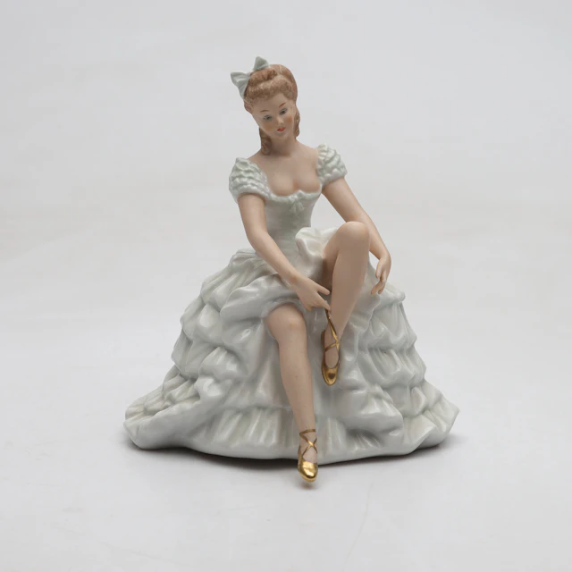 FIGURIN, porslin, sittande ballerina, Wallendorf, Tyskland.