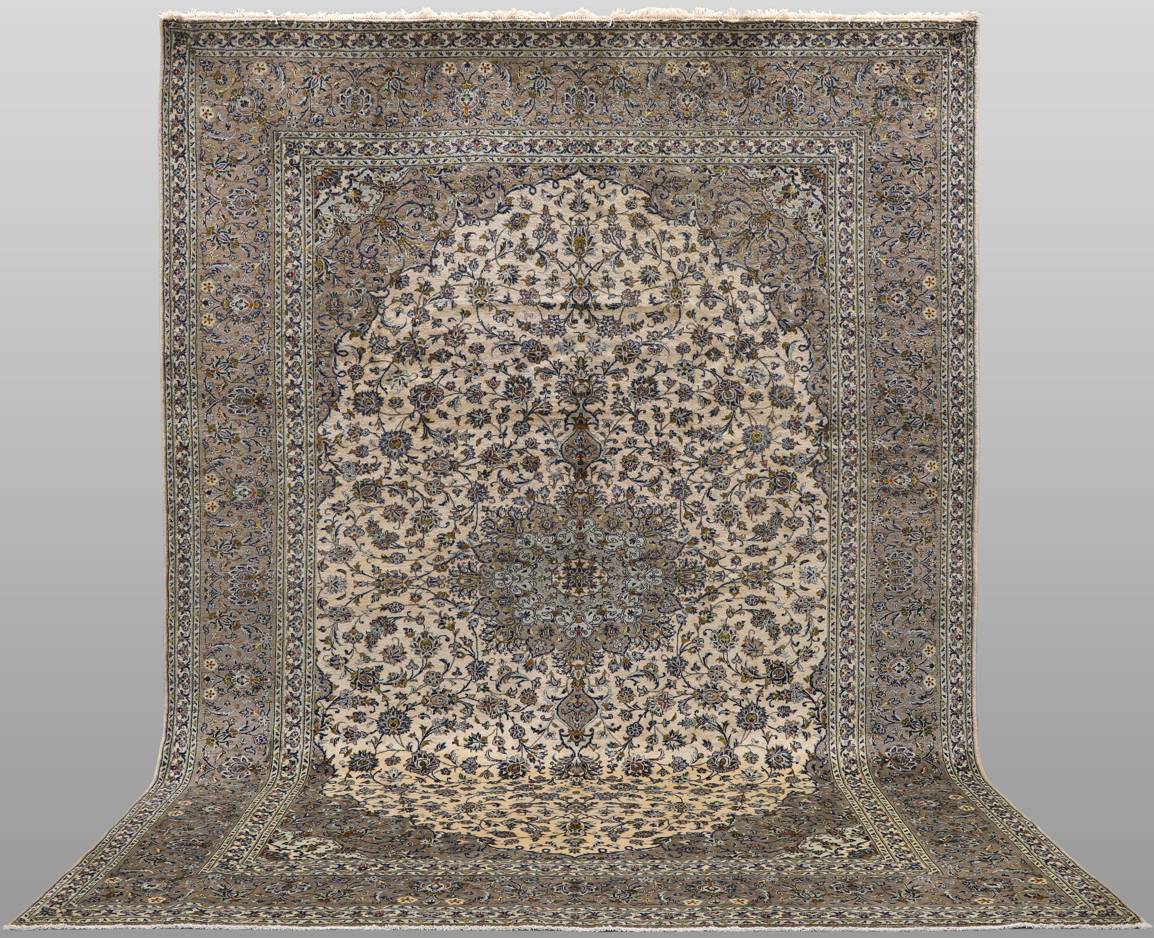 ORIENTMATTA. Ljus Keshan korkull, 425 x 305 cm.