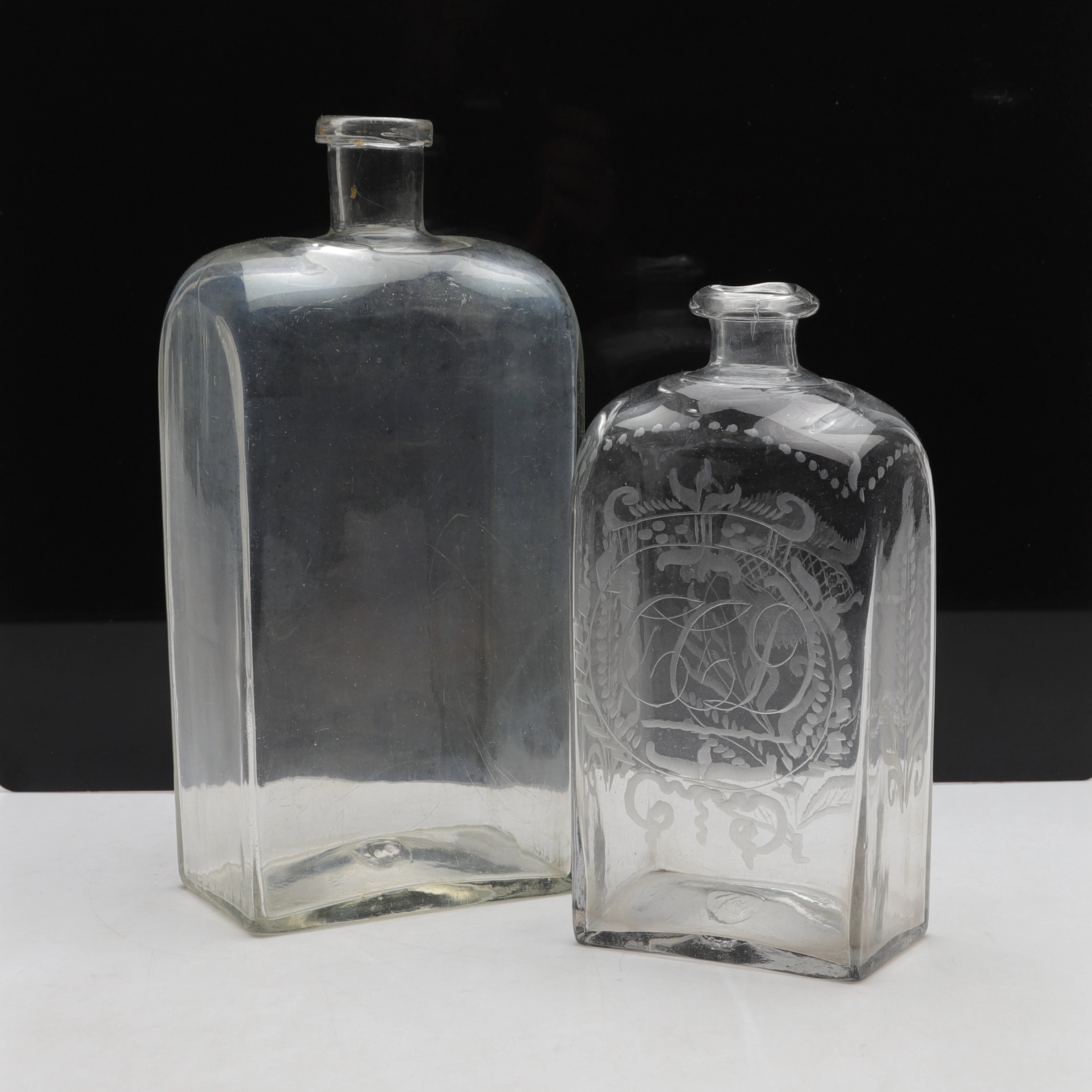BRÄNNVINSFLASKOR, 2 st, klarglas, sannolikt Cedersbergs Glasbruk, 1781-1838.