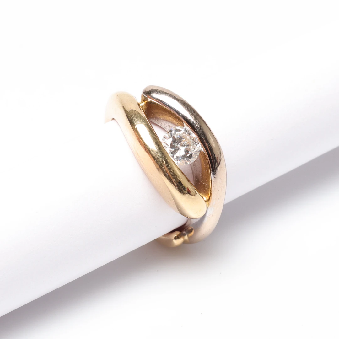 OLE LYNGGAARD. RING, ''Kyssen'', 18k diamant 0,47 ct enligt gravyr
