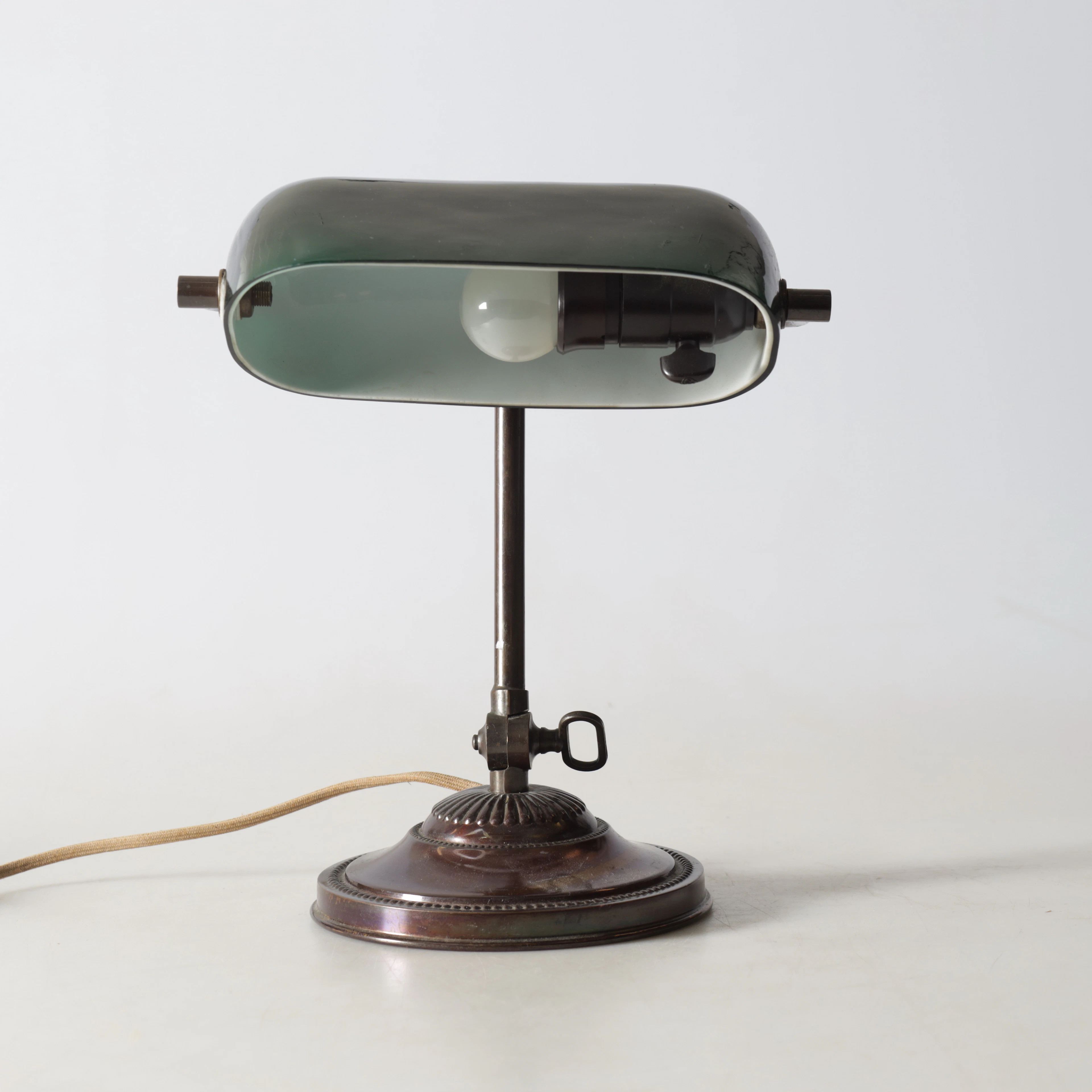 BORDSLAMPA, s.k. "Bankirlampa", 1900-talets första hälft.