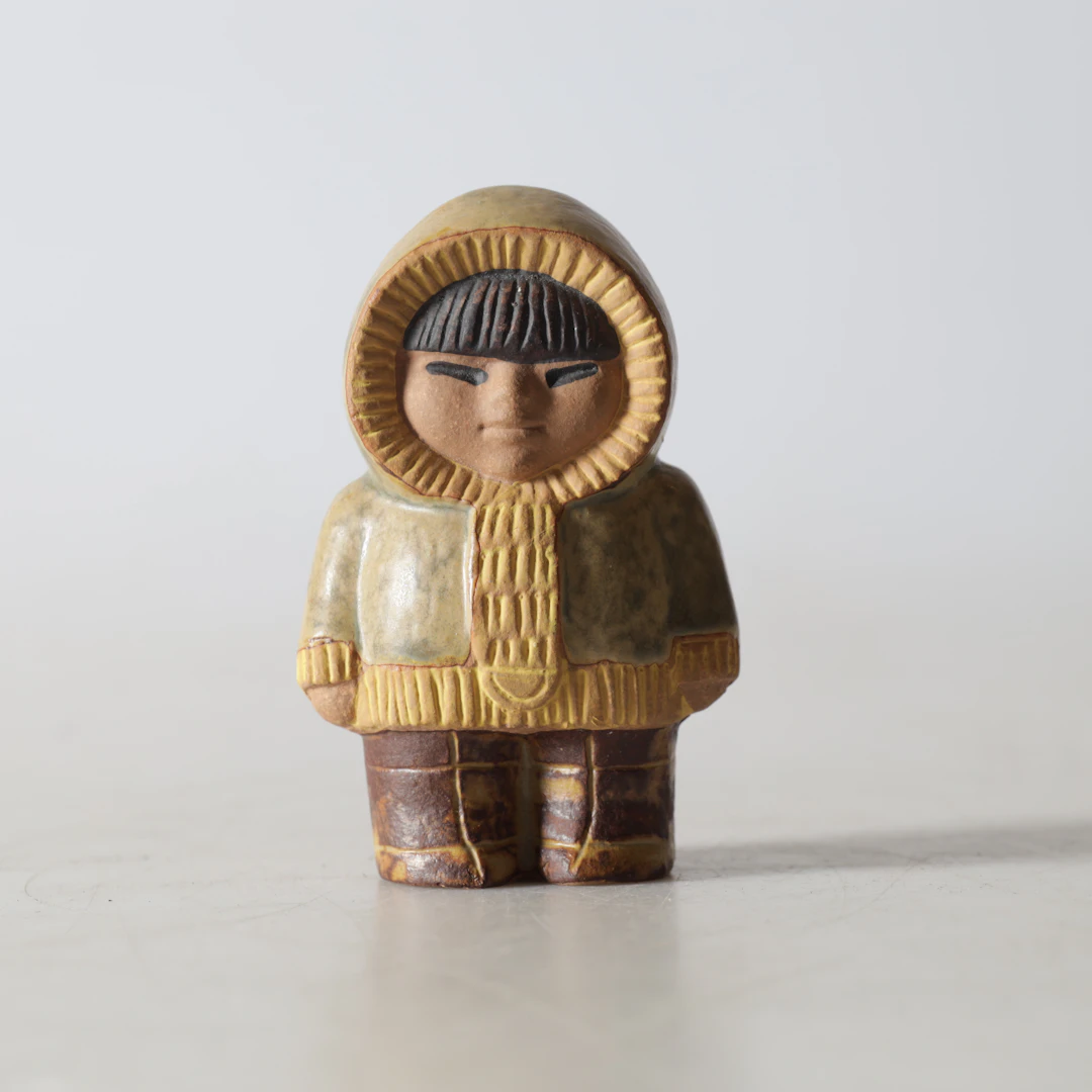 LISA LARSON. figurin, stengods, "Nord" ur serien "Alla Världens Barn"