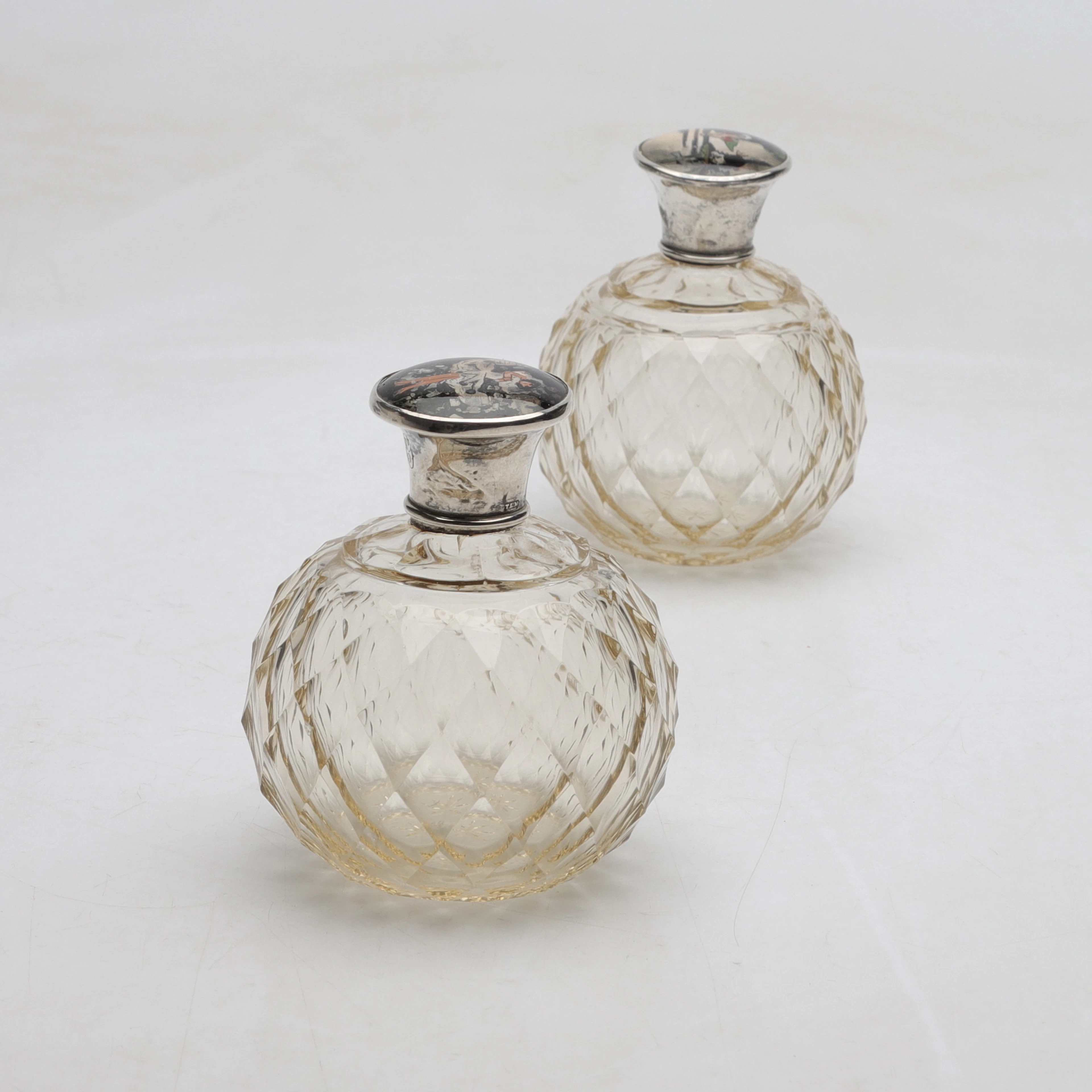 PARFYMFLASKOR, ett par, glas och silver, Thomas Lee Mott, England