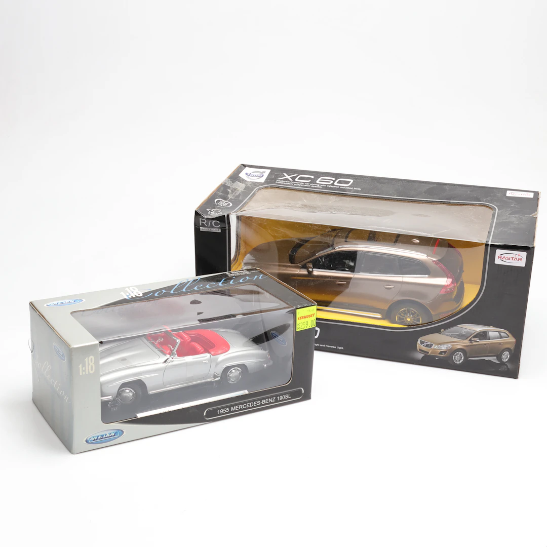 MODELLBILAR, 2 st, Mercedes-Benz samt Volvo, bl.a. Welly.