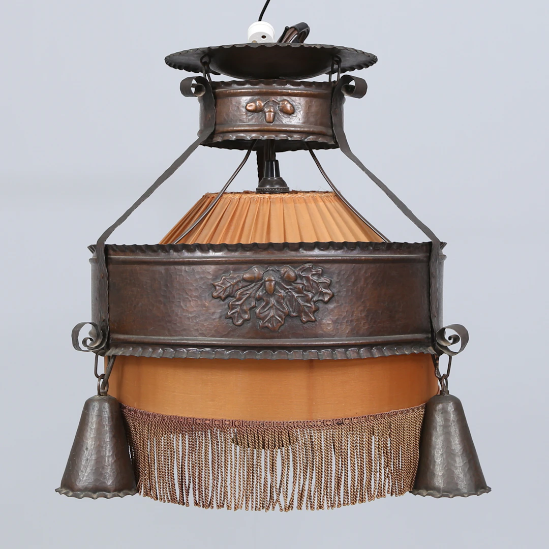 TAKLAMPA, koppar och siden, dekor i ekollon, ca 1910.