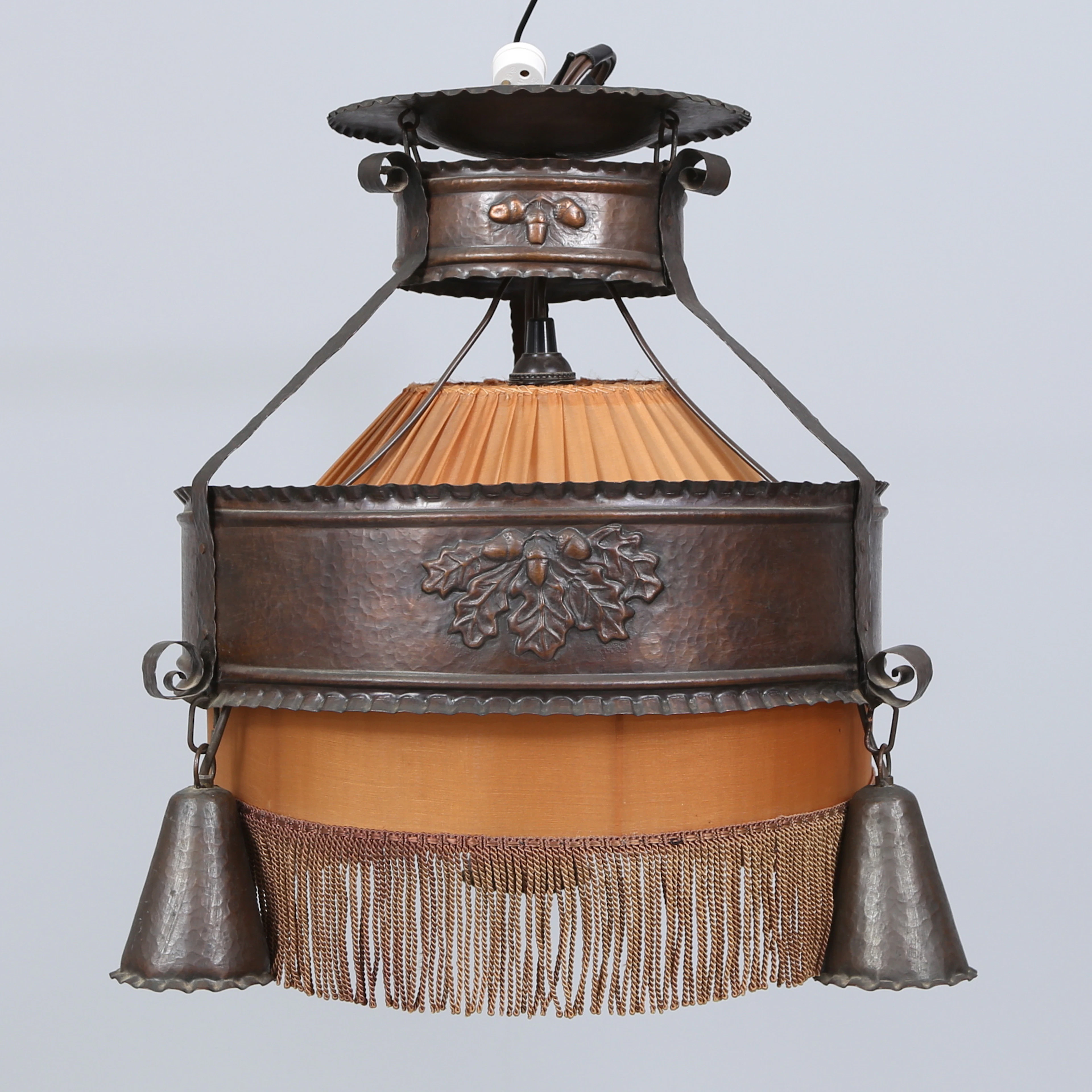 TAKLAMPA, koppar och siden, dekor i ekollon, ca 1910.