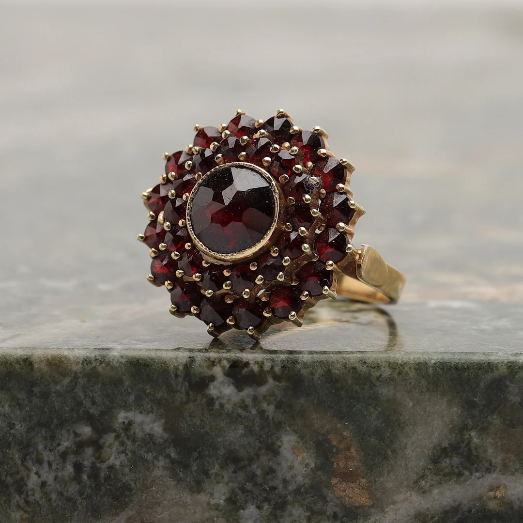RING, 18K med granater. Totalvikt ca 6,5 g.