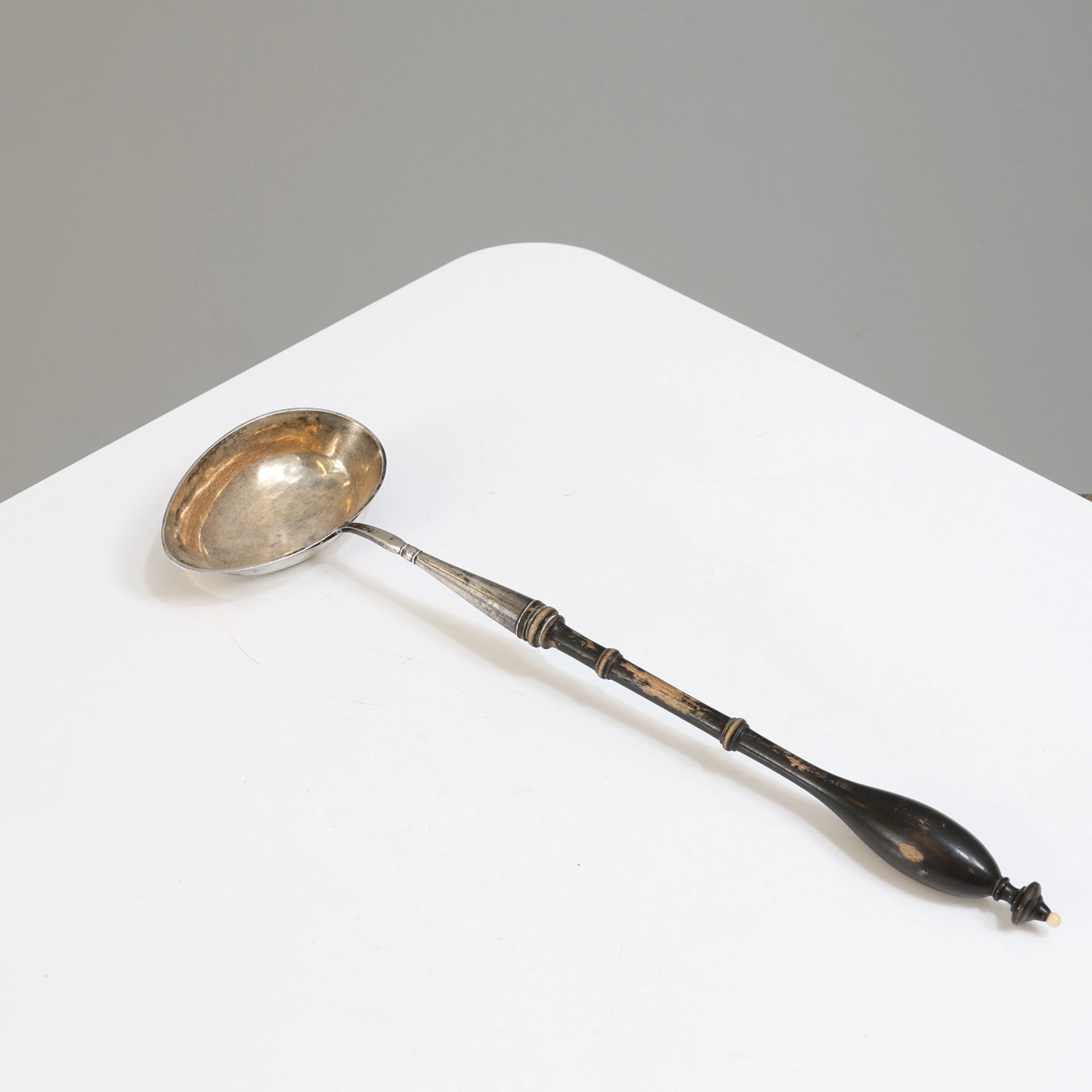SOPPSLEV, silver, med mustaschfäste, 1860-tal. Totalvikt ca 98,6 gram