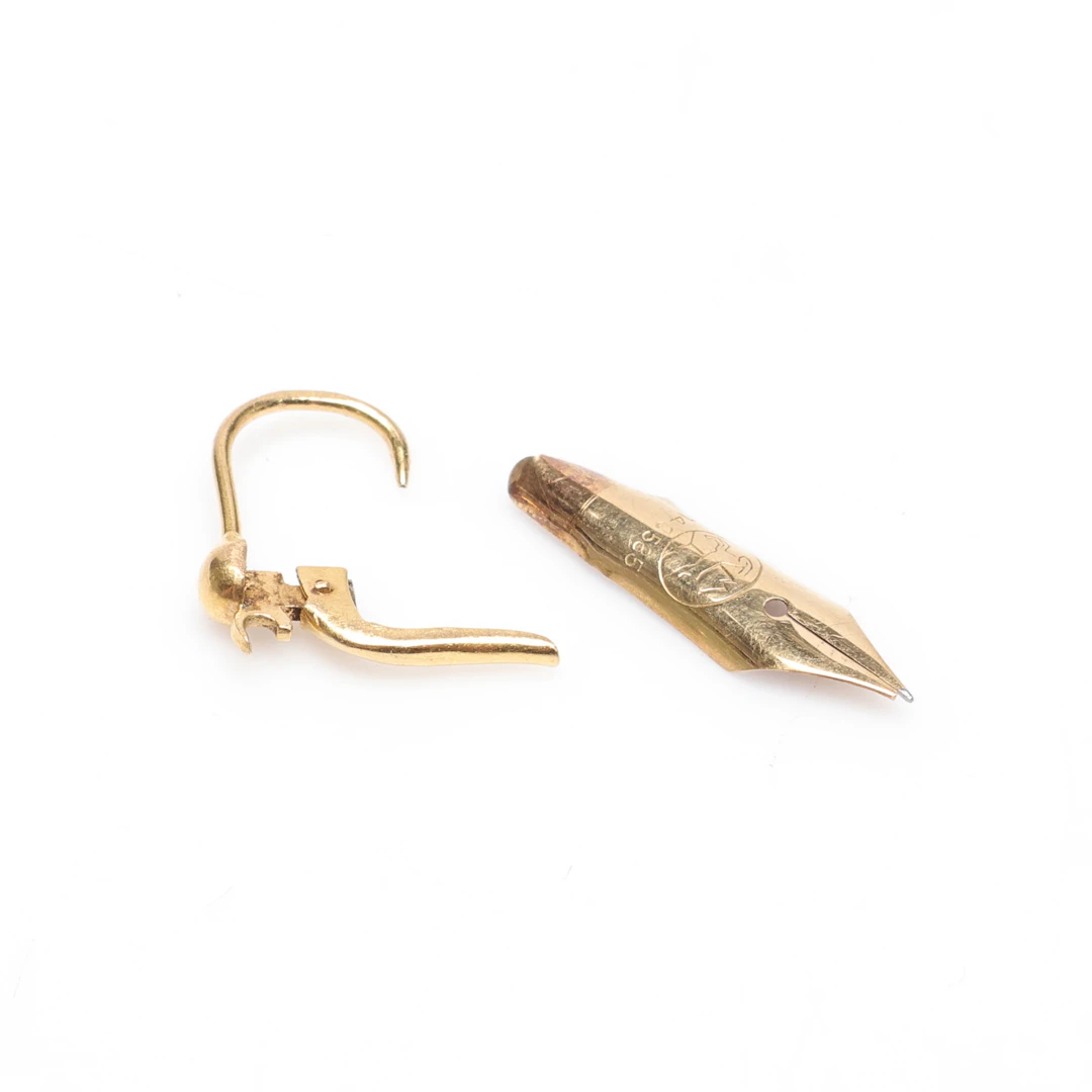 SKROTGULD, 2 delar, 14K-18K, Guld, vikt cirka 0,9 gram.
