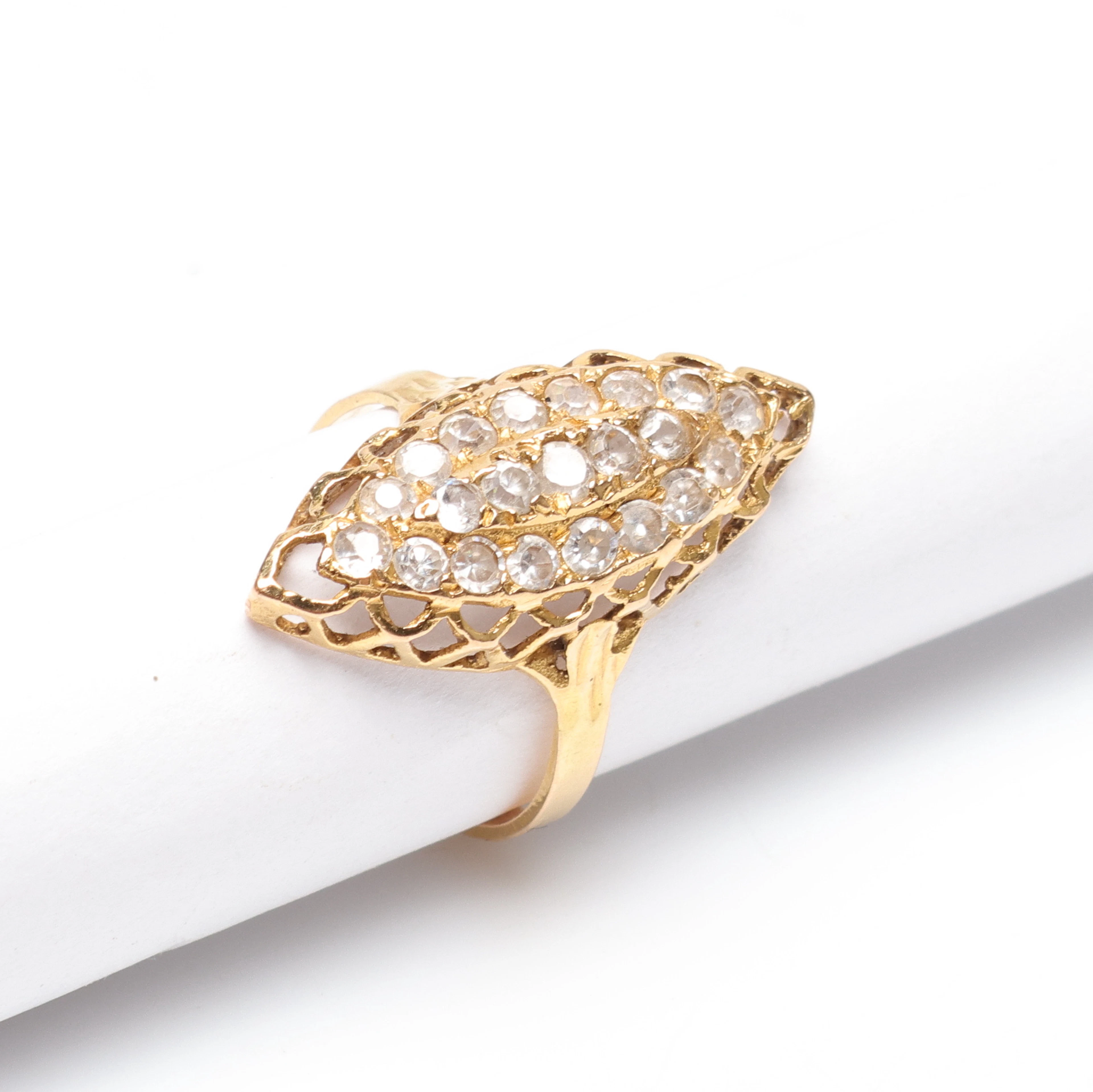 RING, med vita stenar, 21K, Guld, vikt cirka 3,4 gram.