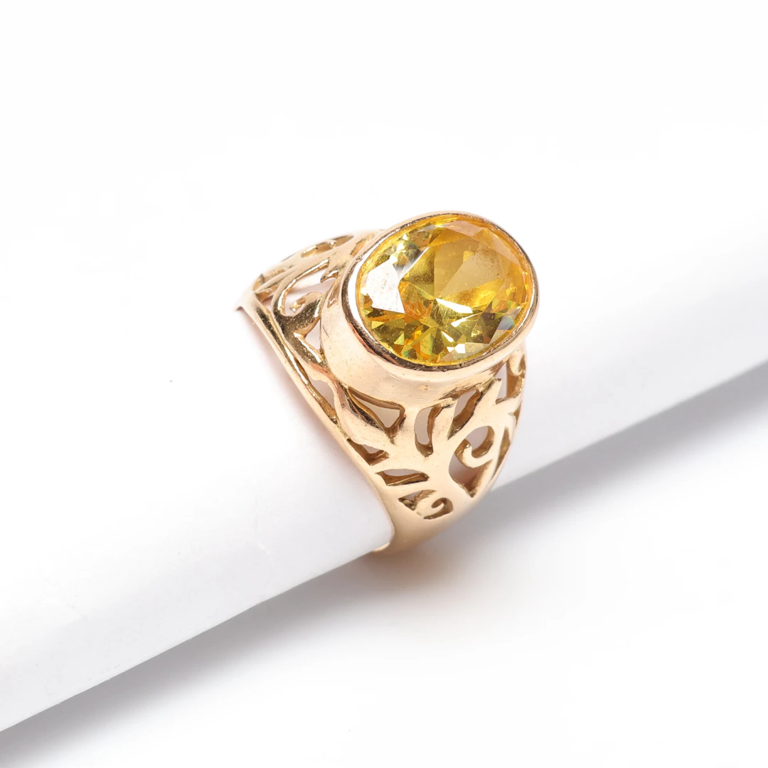 RING, med gul sten, 18K, Guld, vikt cirka 11,6 gram.