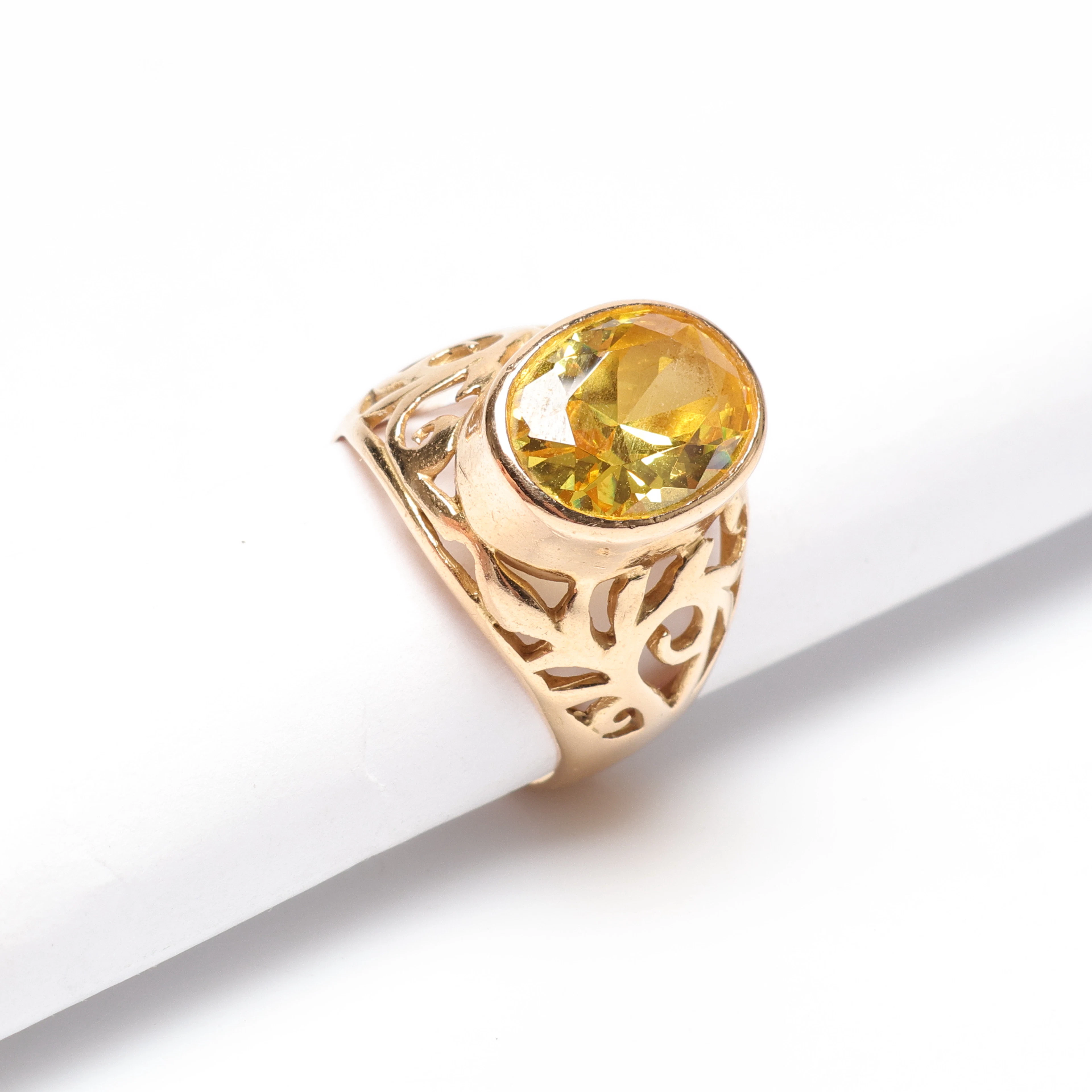 RING, med gul sten, 18K, Guld, vikt cirka 11,6 gram.