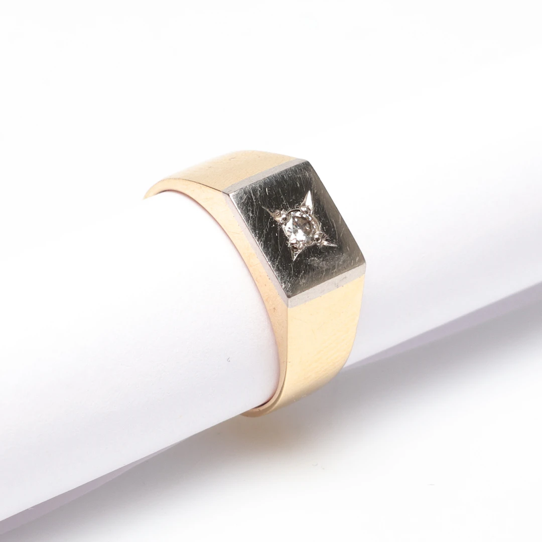 RING, 18k guld med diamant, vikt ca 6,5 gram.