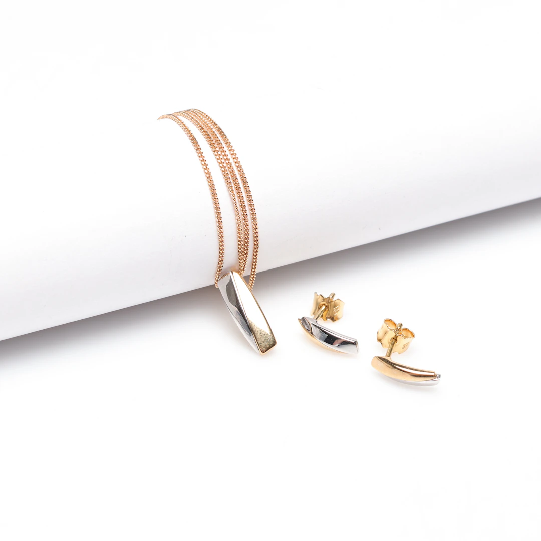 HALSBAND med HÄNGE samt ett par ÖRHÄNGEN, 18K, Guld, vikt cirka 4 gram.