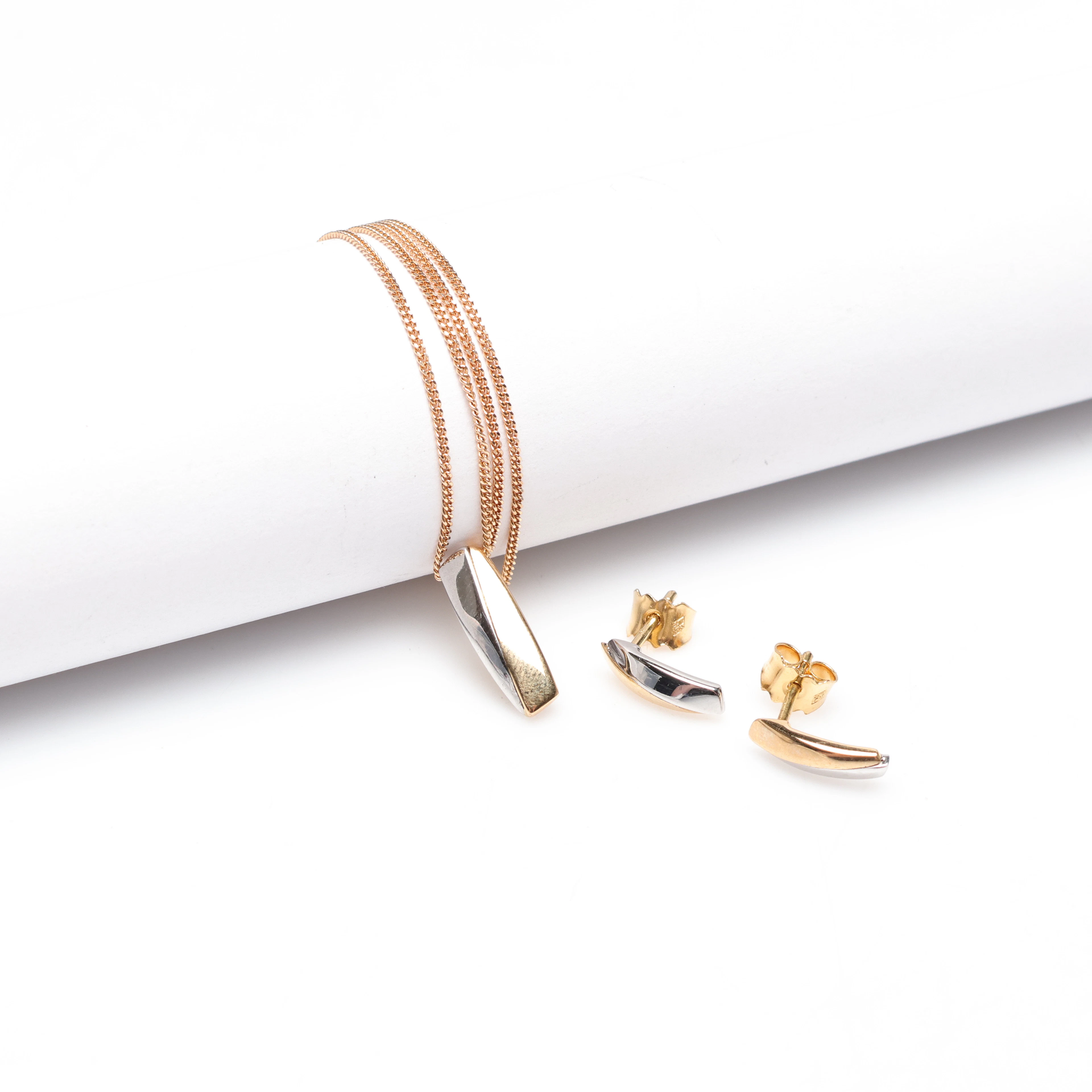 HALSBAND med HÄNGE samt ett par ÖRHÄNGEN, 18K, Guld, vikt cirka 4 gram.