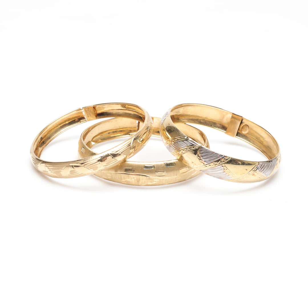 ÖPPNINGSBARA ARMRINGAR, tre stycken, guld, 14k, ca 19 gram.
