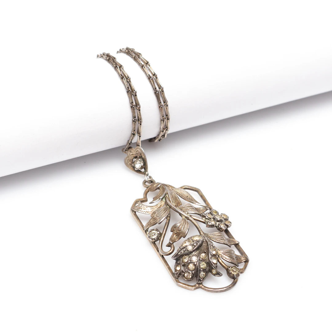 HÄNGE med kedja, silver med stenar, 1900-tal.