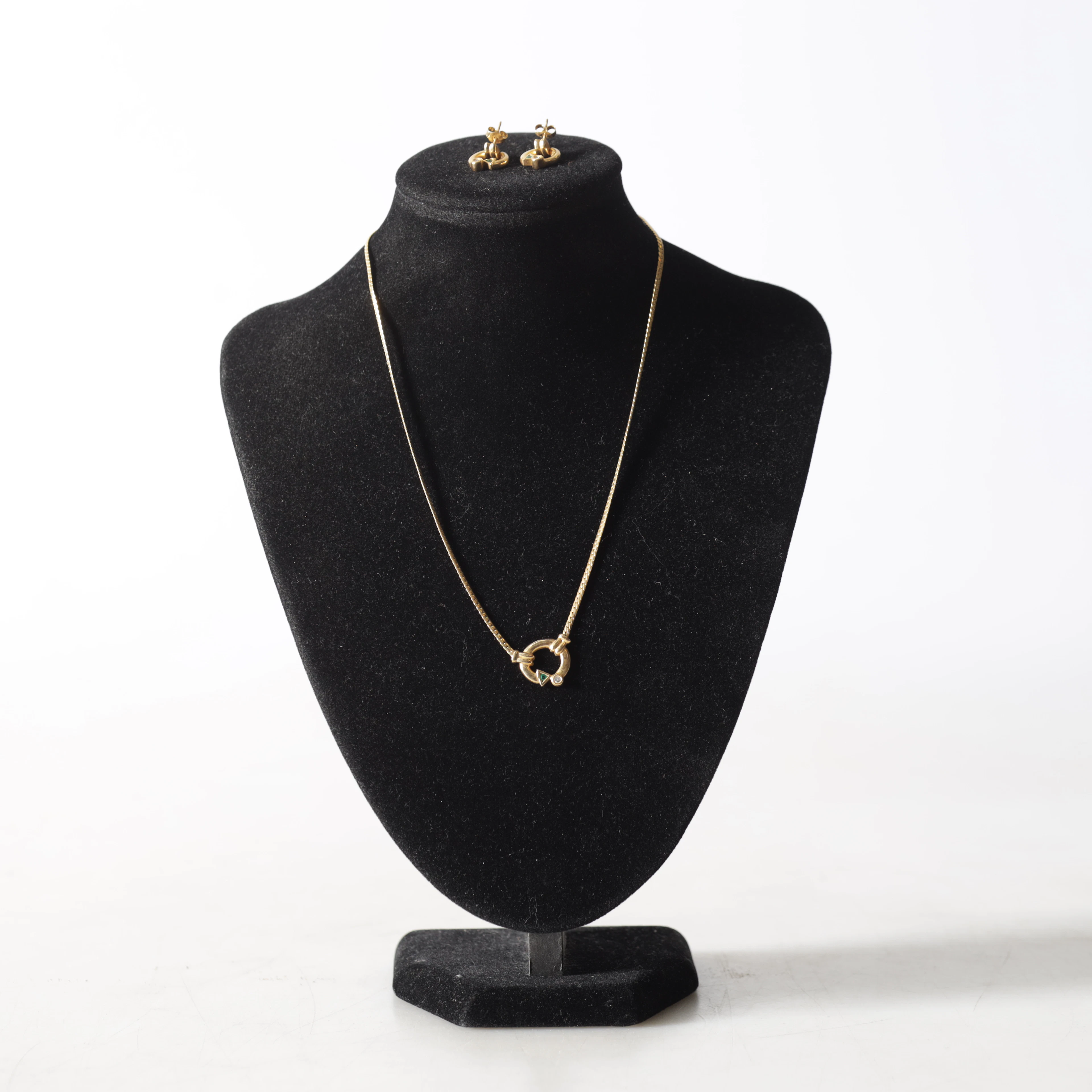 COLLIER & ÖRHÄNGEN, 3 delar, 18K guld med stenar. Totalvikt ca 13,7 gram.