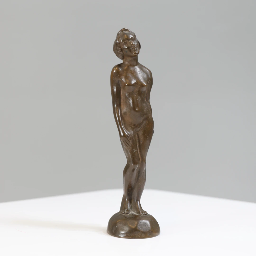 SKULPTUR, stående kvinna, brons.