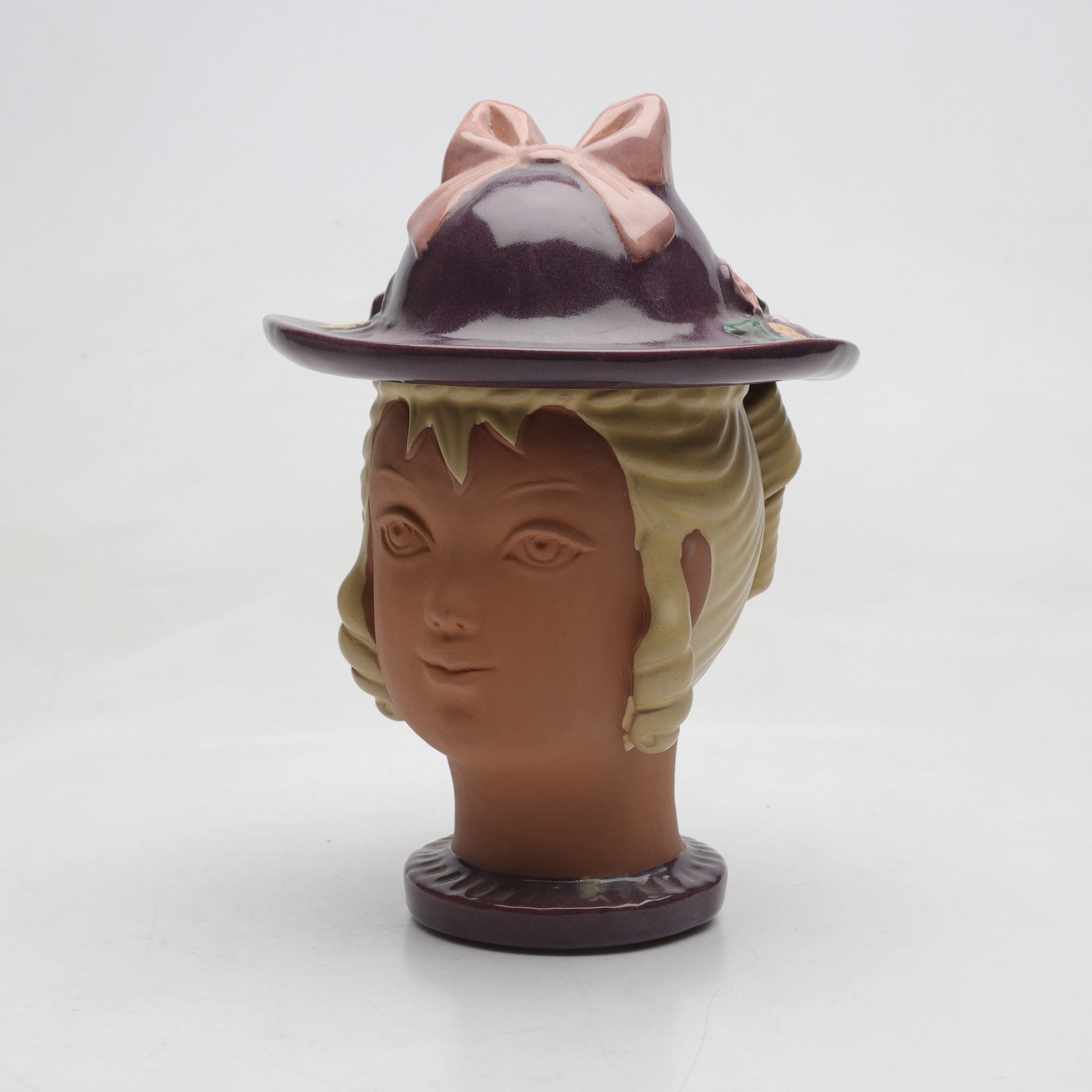 BURK, Keramik, flicka med hatt, troligen JIE, 1900-talets andra hälft.