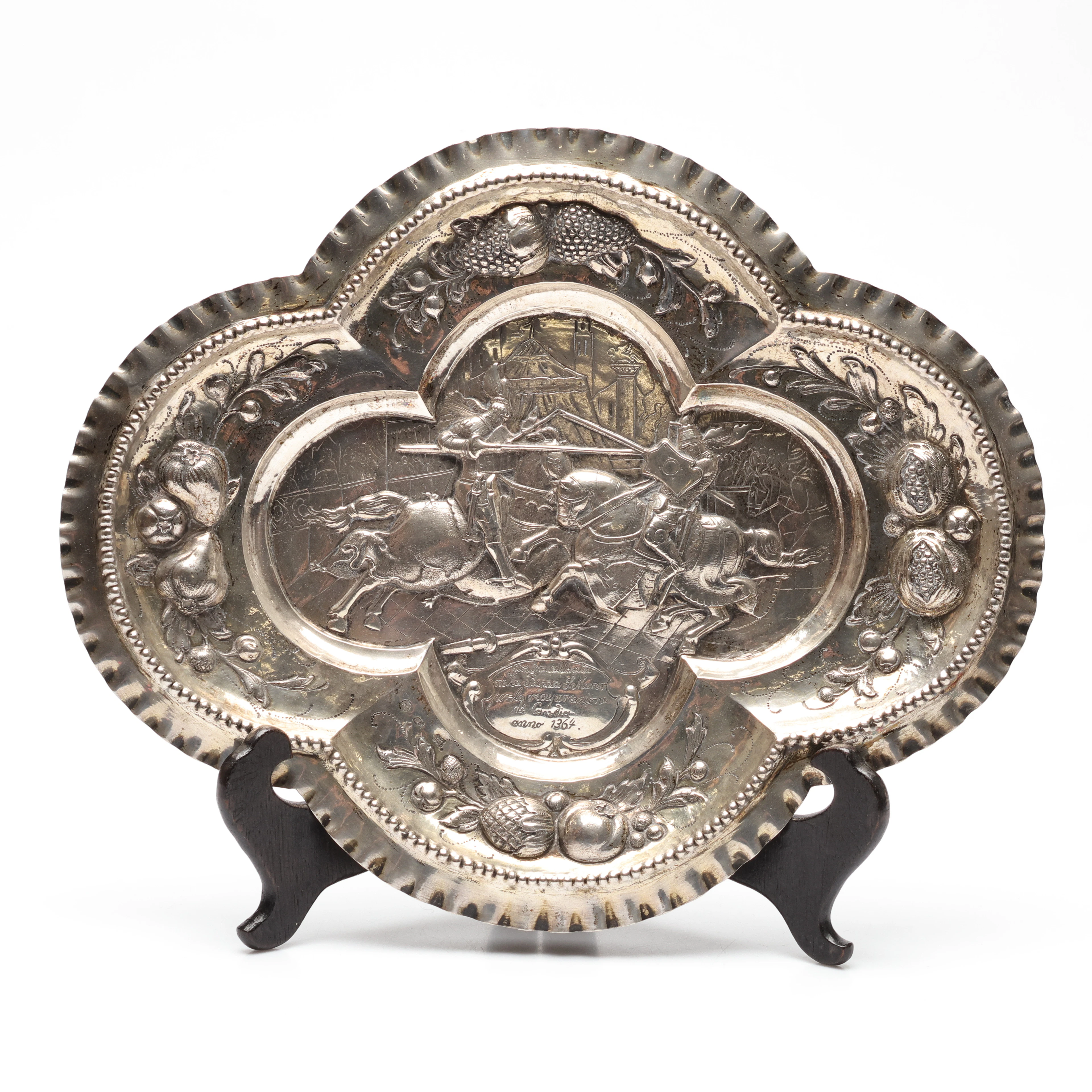 PRESENTFAT, silver, dekor med riddare på häst. vikt ca 377 gram, tidigt