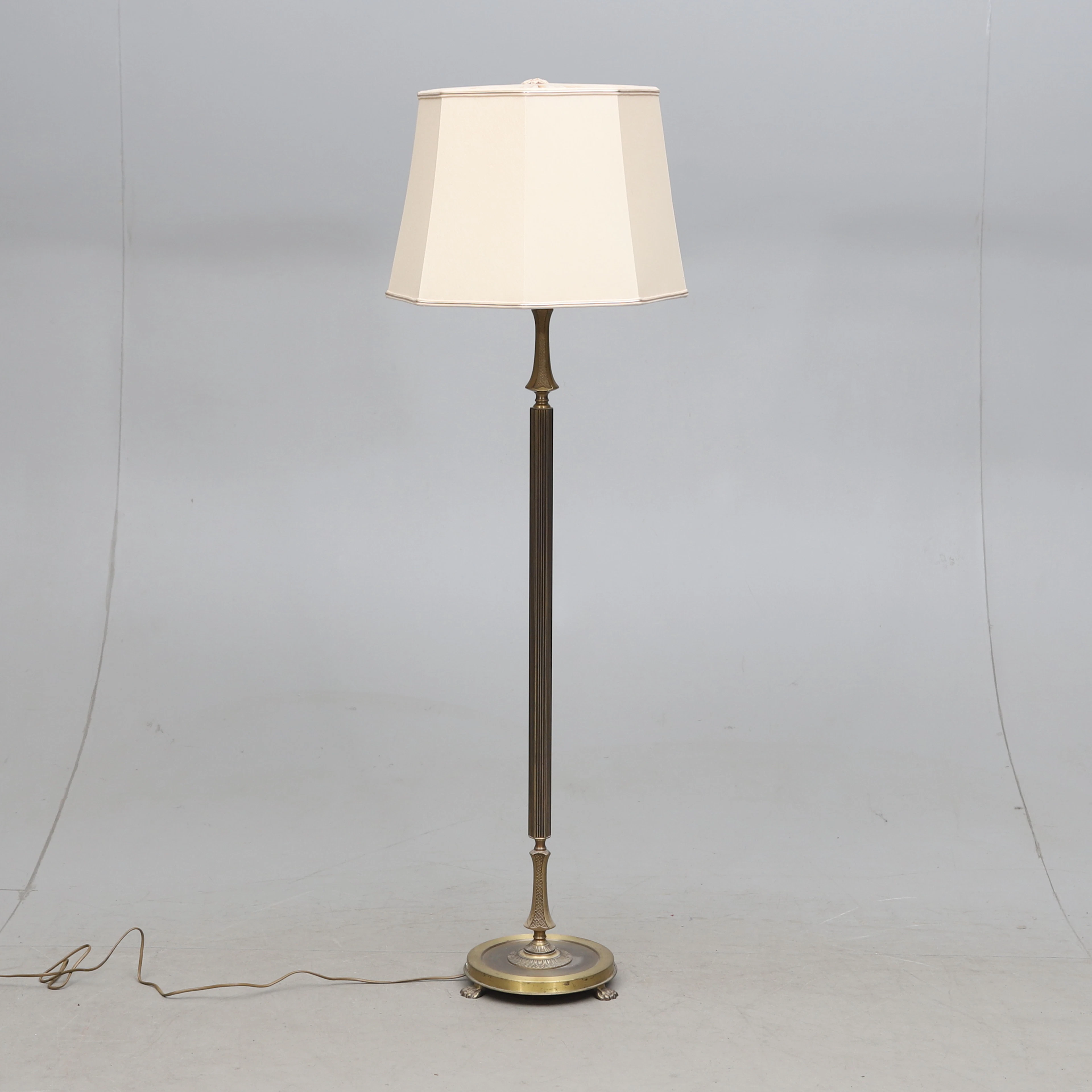 GOLVLAMPA, gulmetall, 1900-talets andra hälft.
